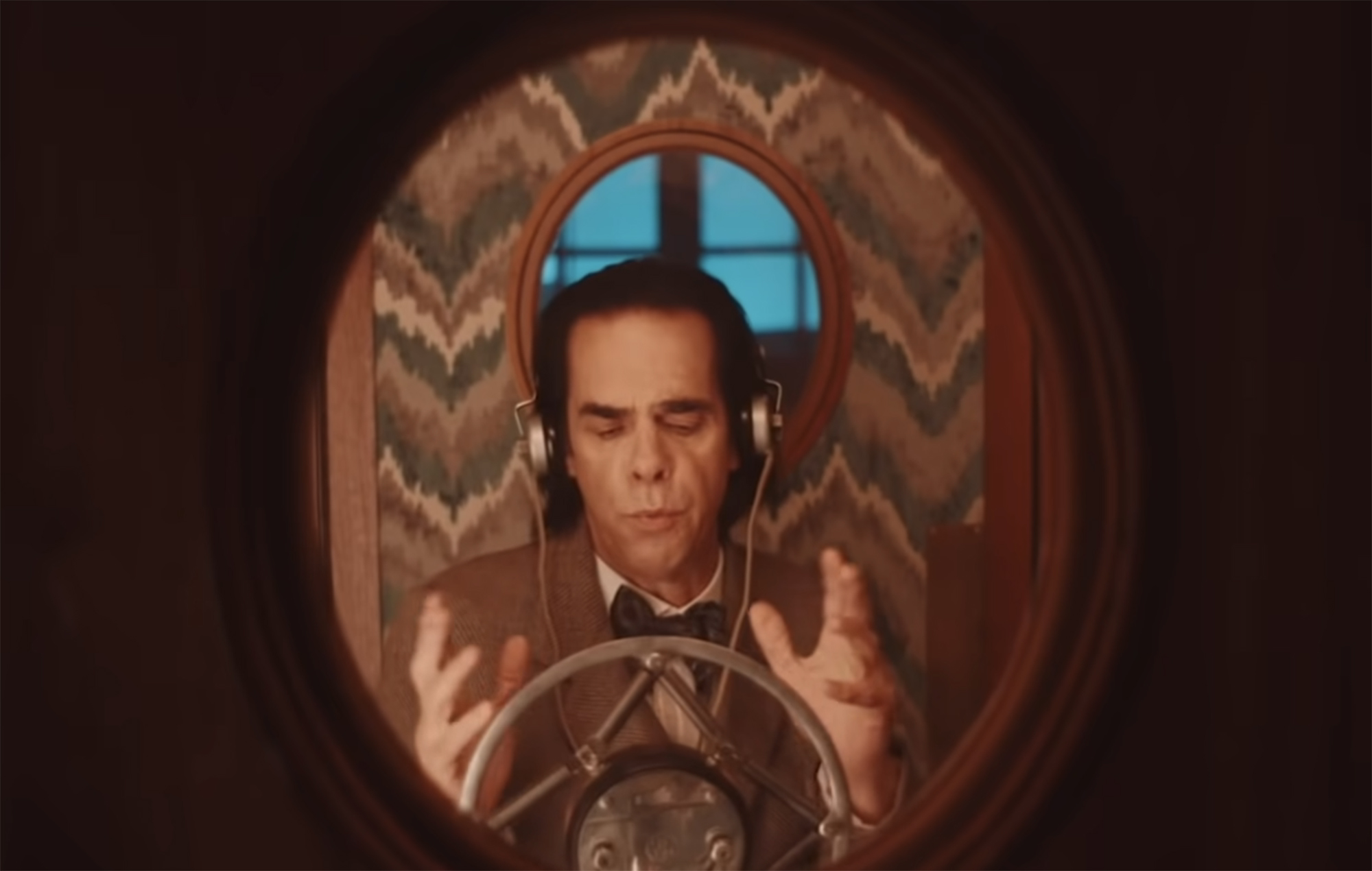 Vea a Nick Cave como H.G. Wells en el tráiler de 'La vida eléctrica de Louis Wain'