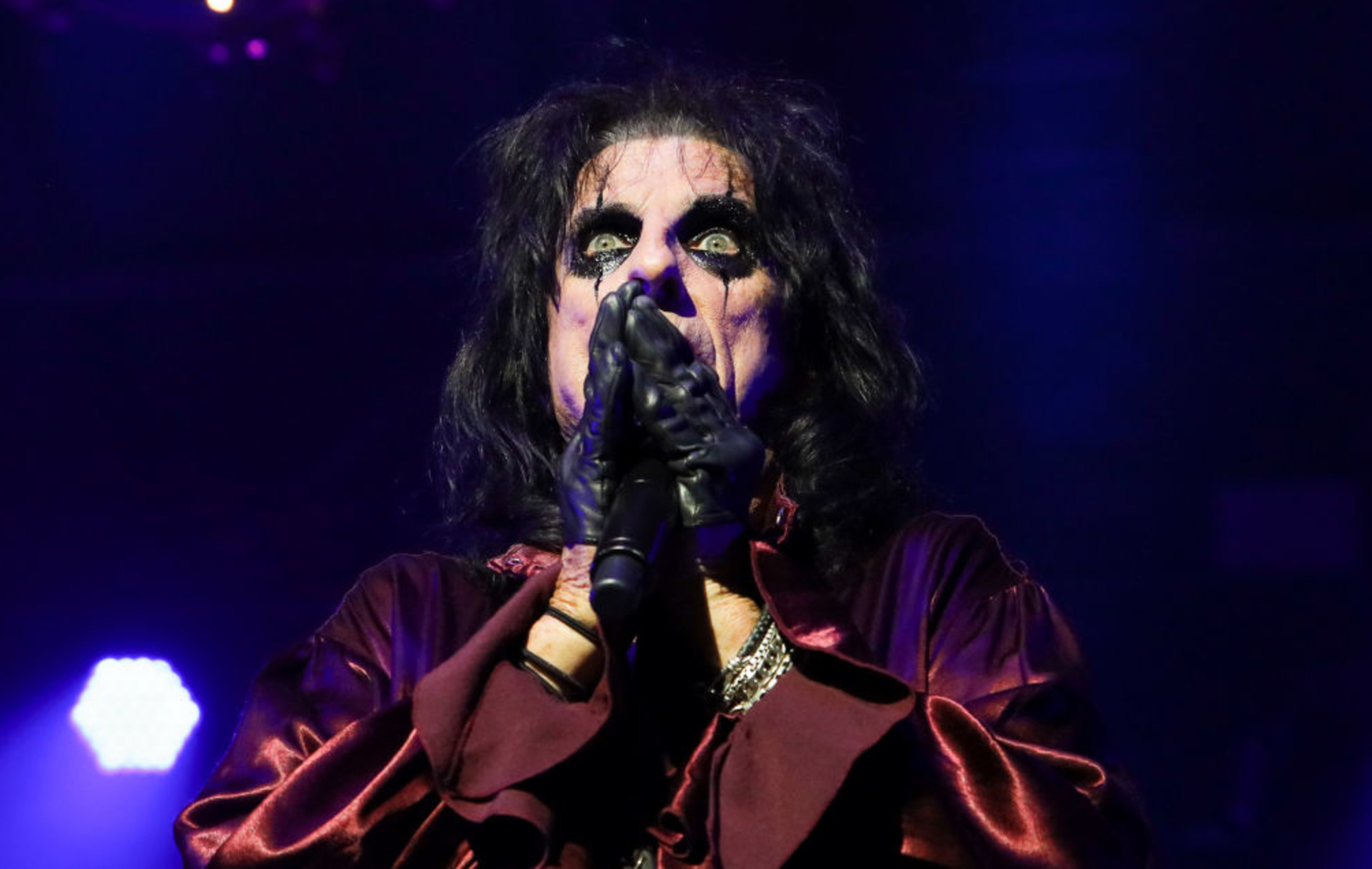 Alice Cooper se sincera sobre su batalla contra la adicción al alcohol: "Amaba mi vida, pero odiaba mi vida"