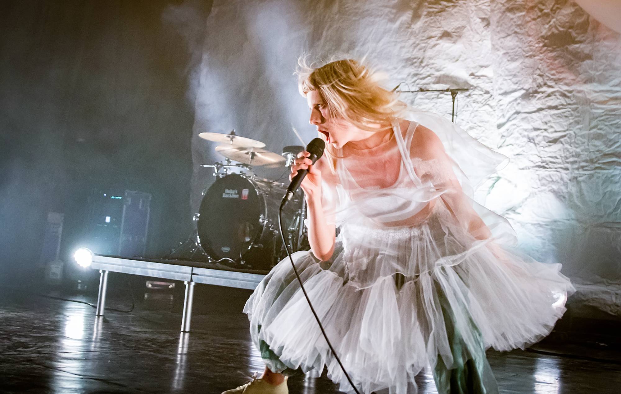 Aurora comparte su nuevo y etéreo vídeo para 'Giving In To The Love'