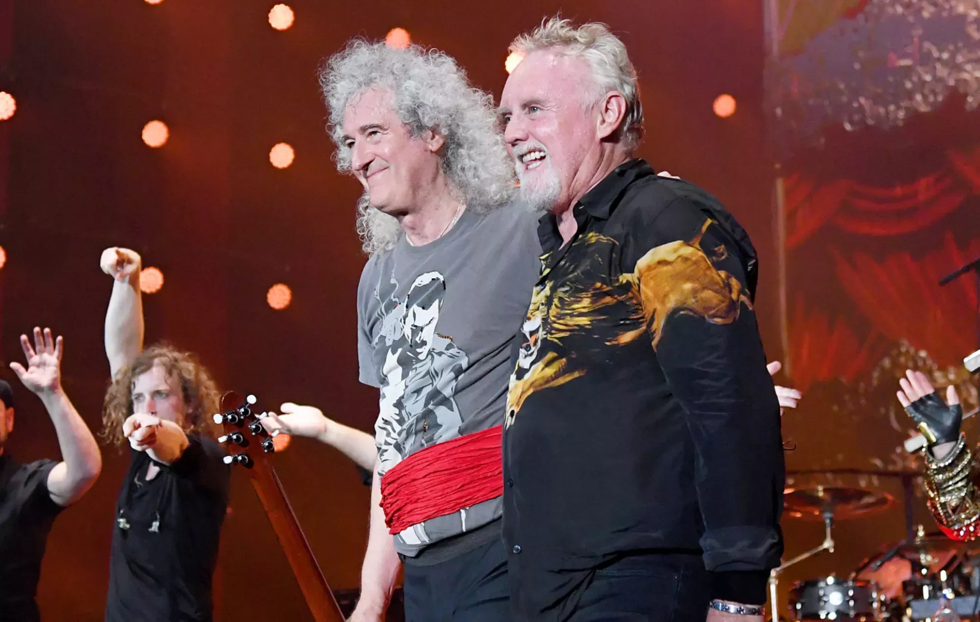 Brian May, de Queen, aparece por sorpresa en el espectáculo en solitario de Roger Taylor
