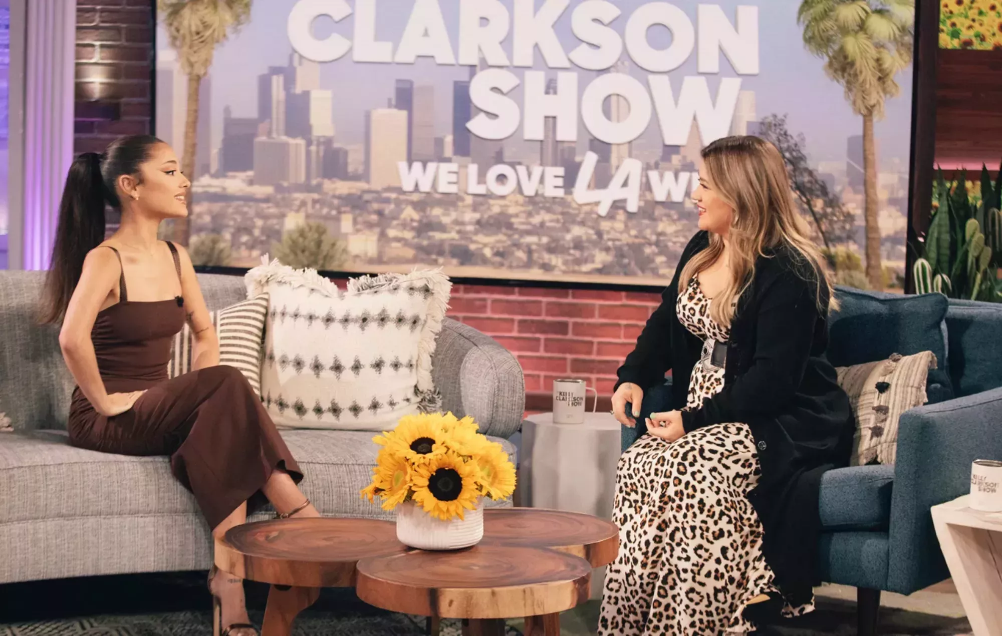 Escucha la nueva canción navideña de Ariana Grande y Kelly Clarkson, 'Santa, Can't You Hear Me'