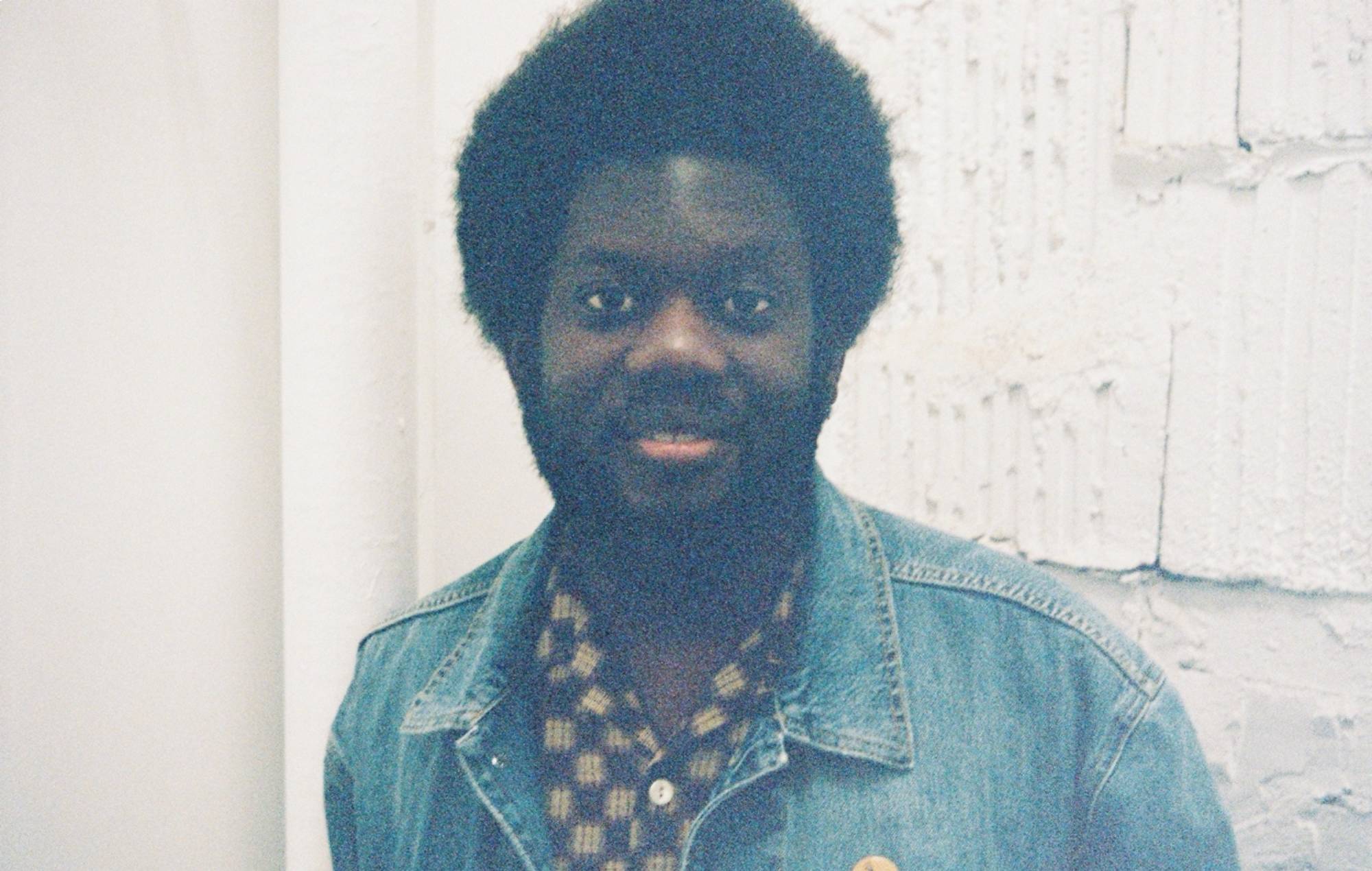 Escucha la nueva y conmovedora canción de Michael Kiwanuka "Beautiful Life".