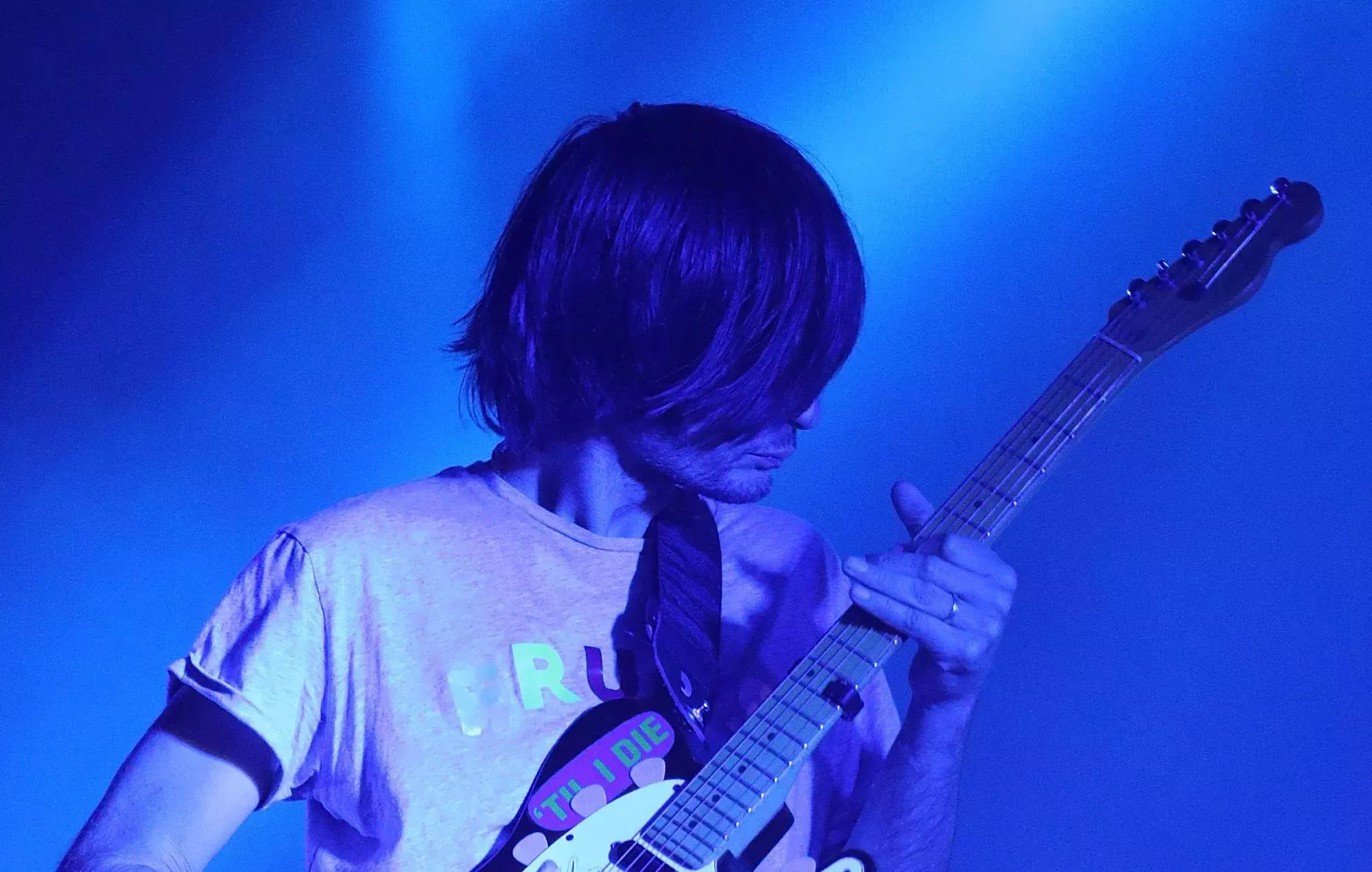 Escucha la nueva y dramática canción de Jonny Greenwood 'Crucifix' de 'Spencer'