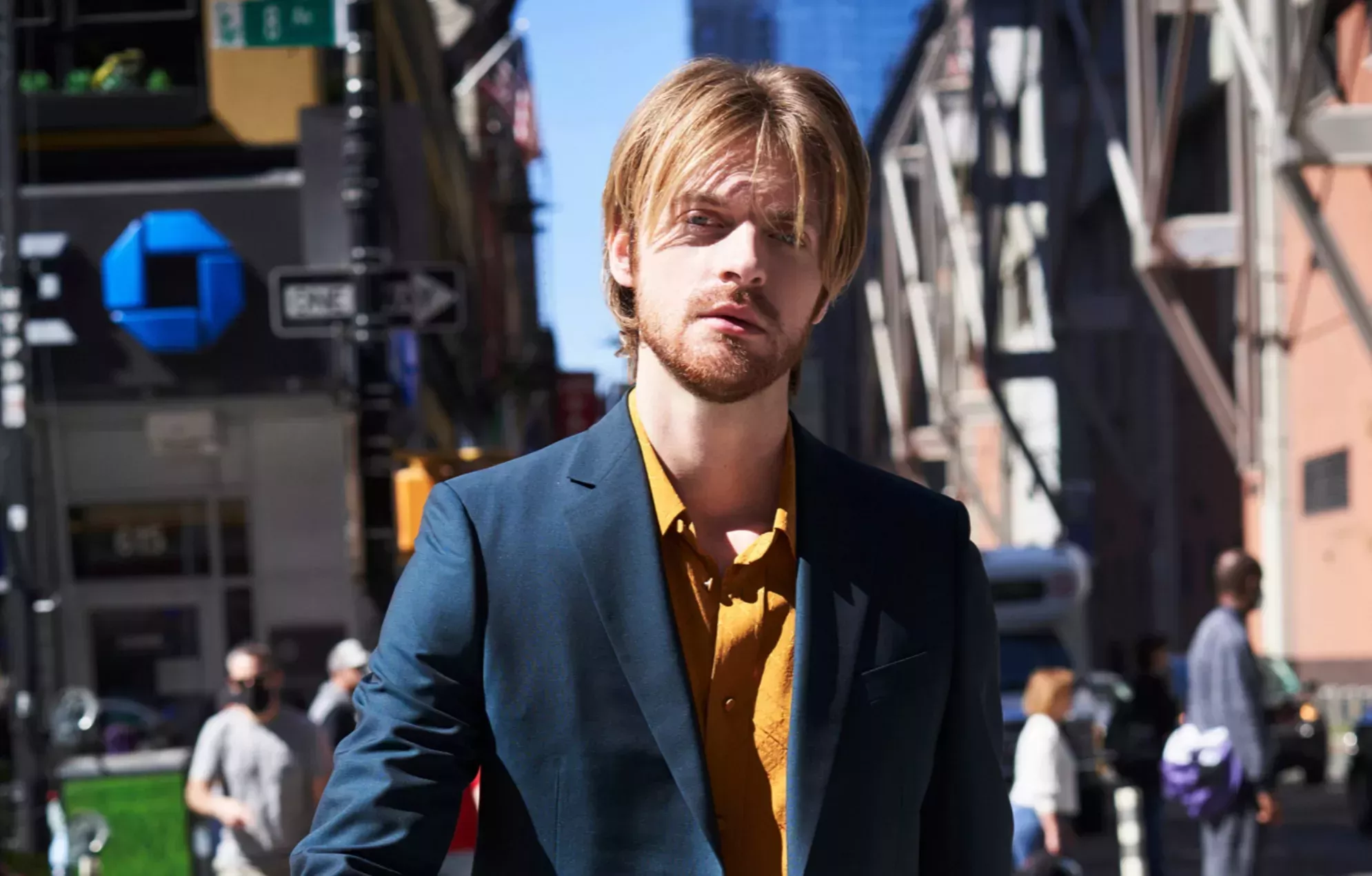 Finneas se sincera sobre cómo mantenerse optimista: 