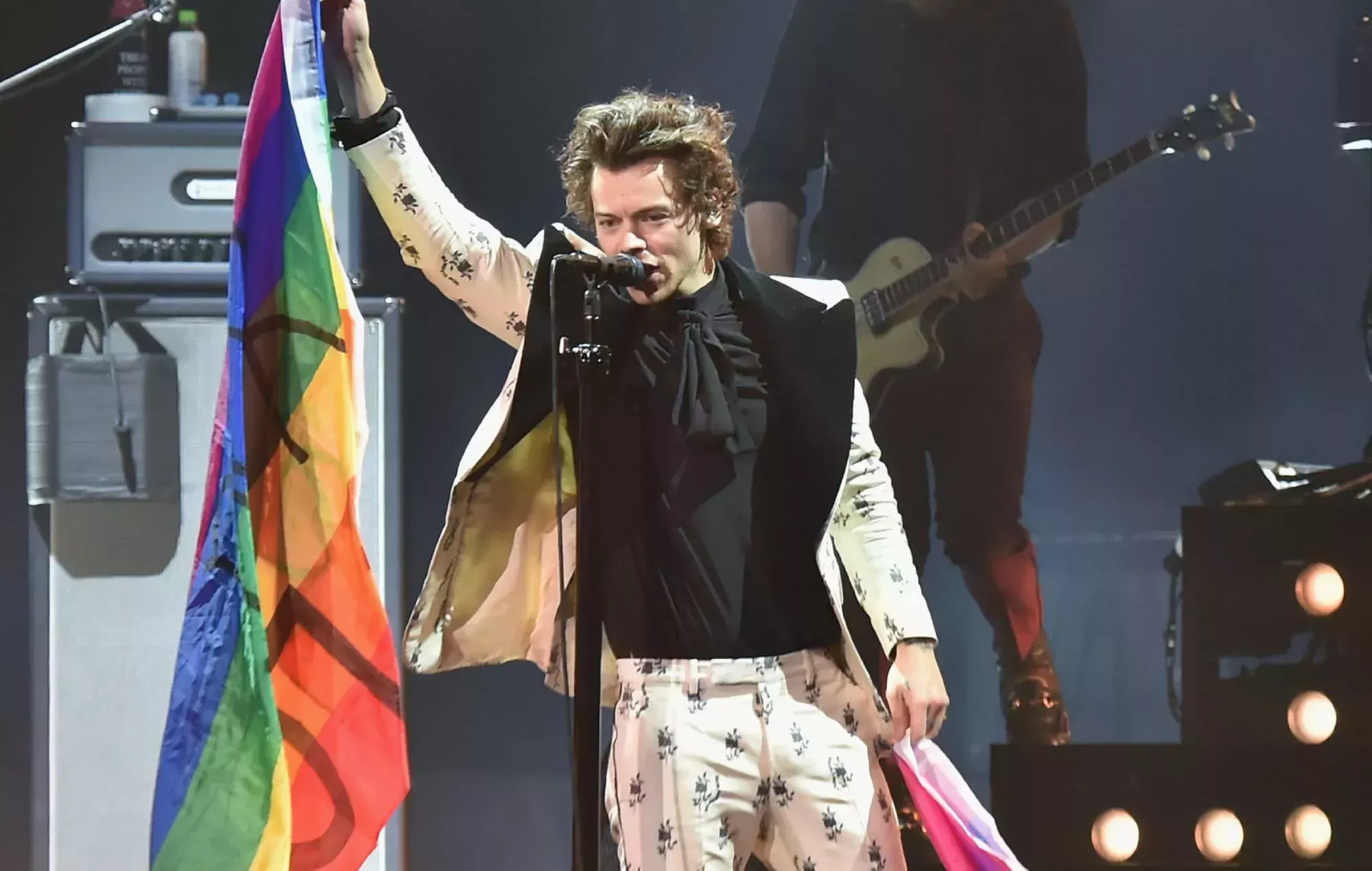 Harry Styles se viste de Dorothy, la estrella de 'El Mago de Oz', para la portada de 'Somewhere Over The Rainbow'