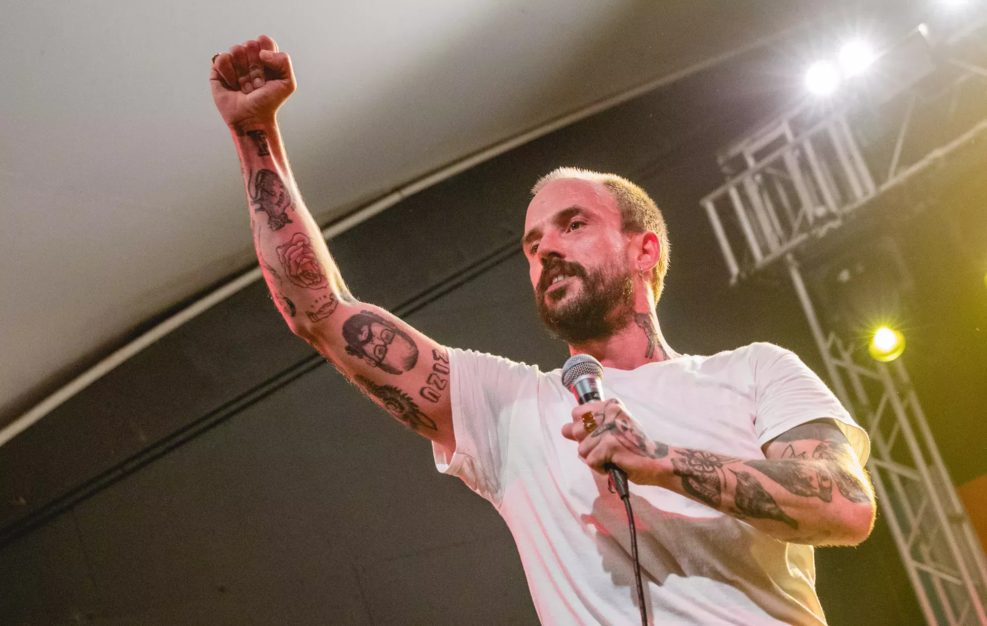 IDLES comparte un misterioso teaser con un número de teléfono adjunto