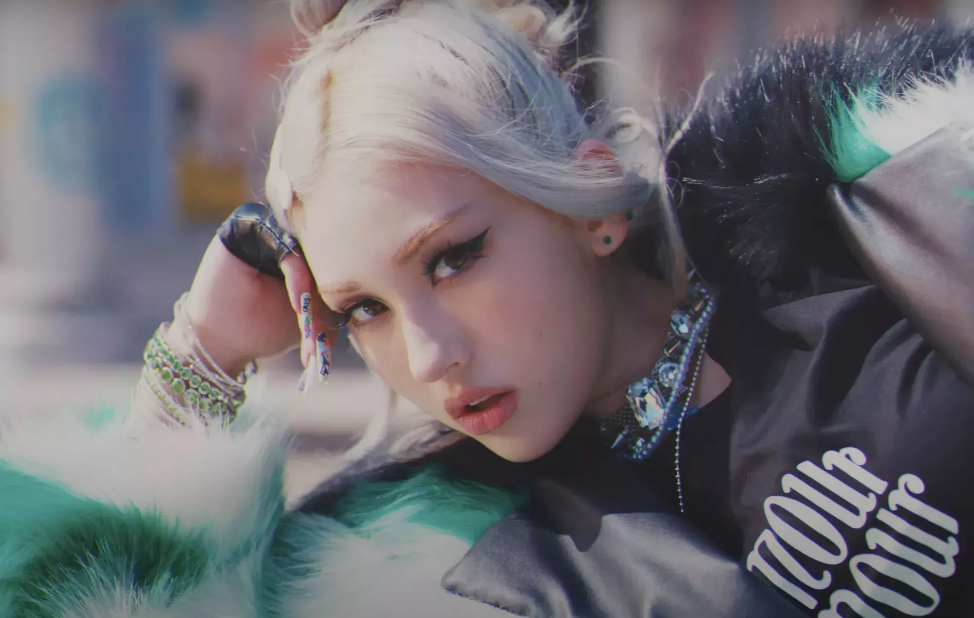 Jeon Somi se enfrenta al desamor en el vídeo musical de su nuevo single 'XOXO'