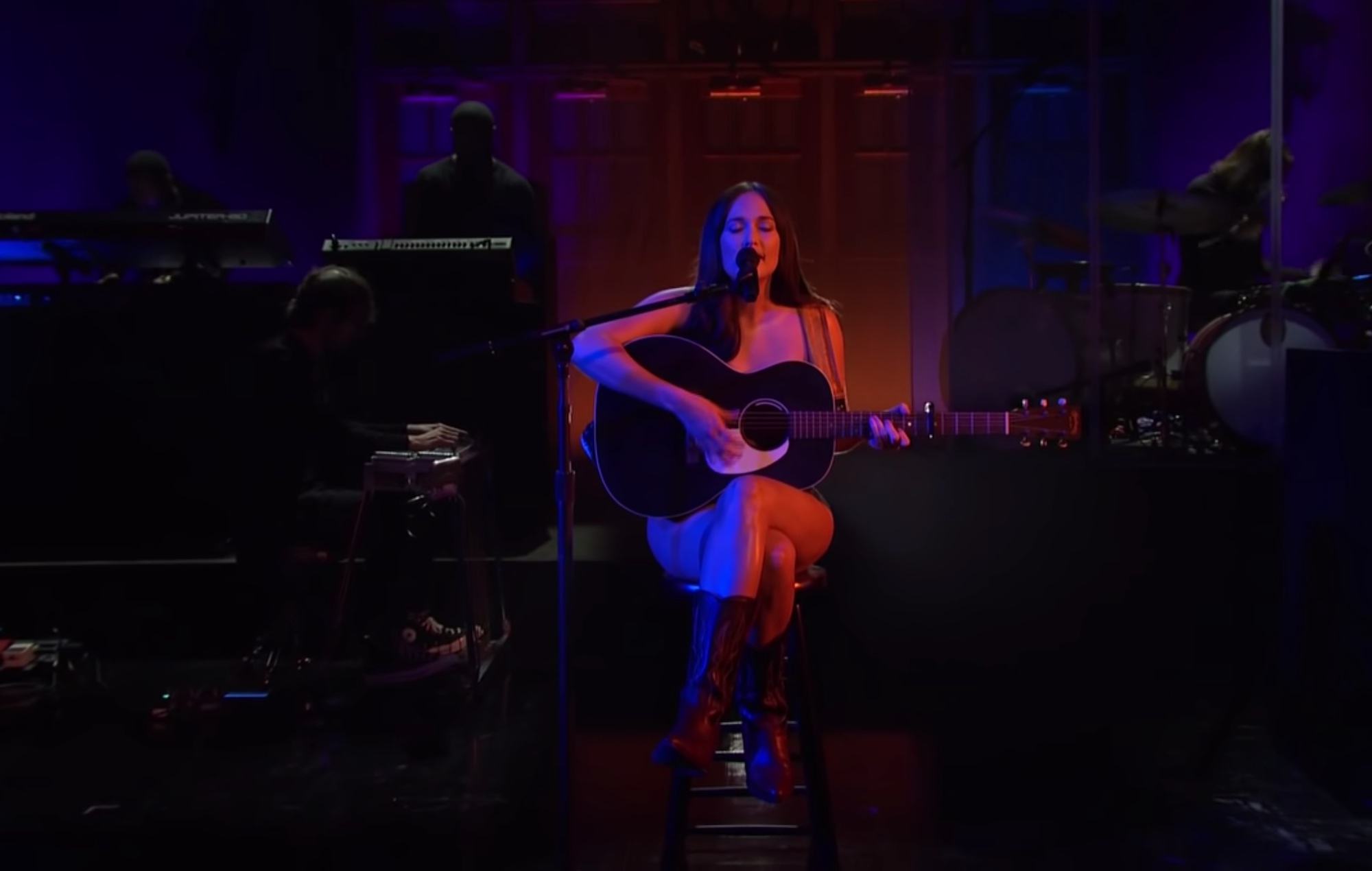 Kacey Musgraves se convierte en "Forrest Gump" en la interpretación de "Justified" en SNL