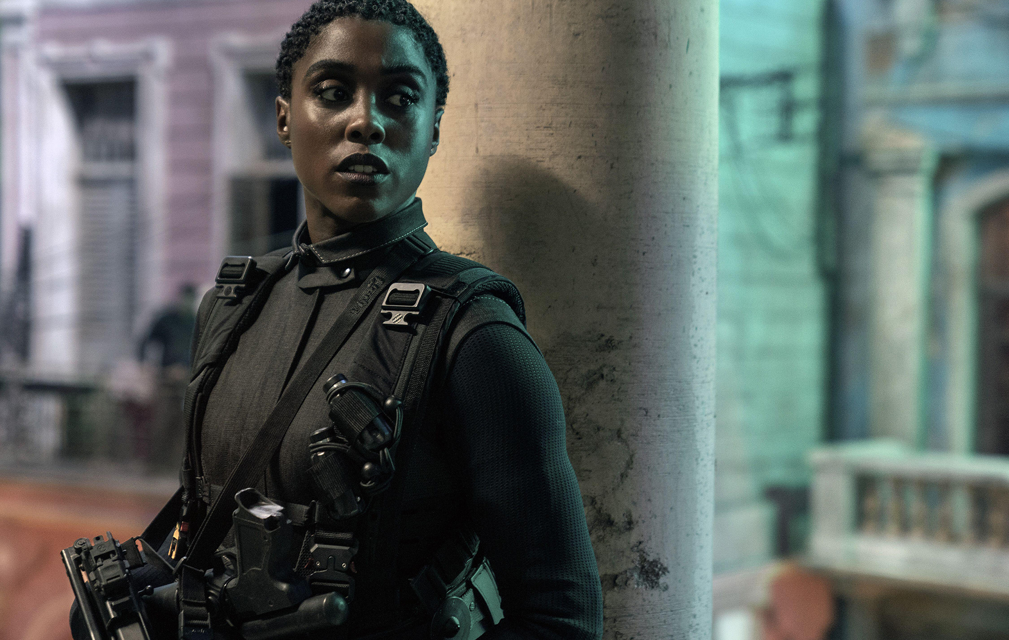 Lashana Lynch dice que Phoebe Waller-Bridge ayudó a traer la "energía femenina negra" a Bond