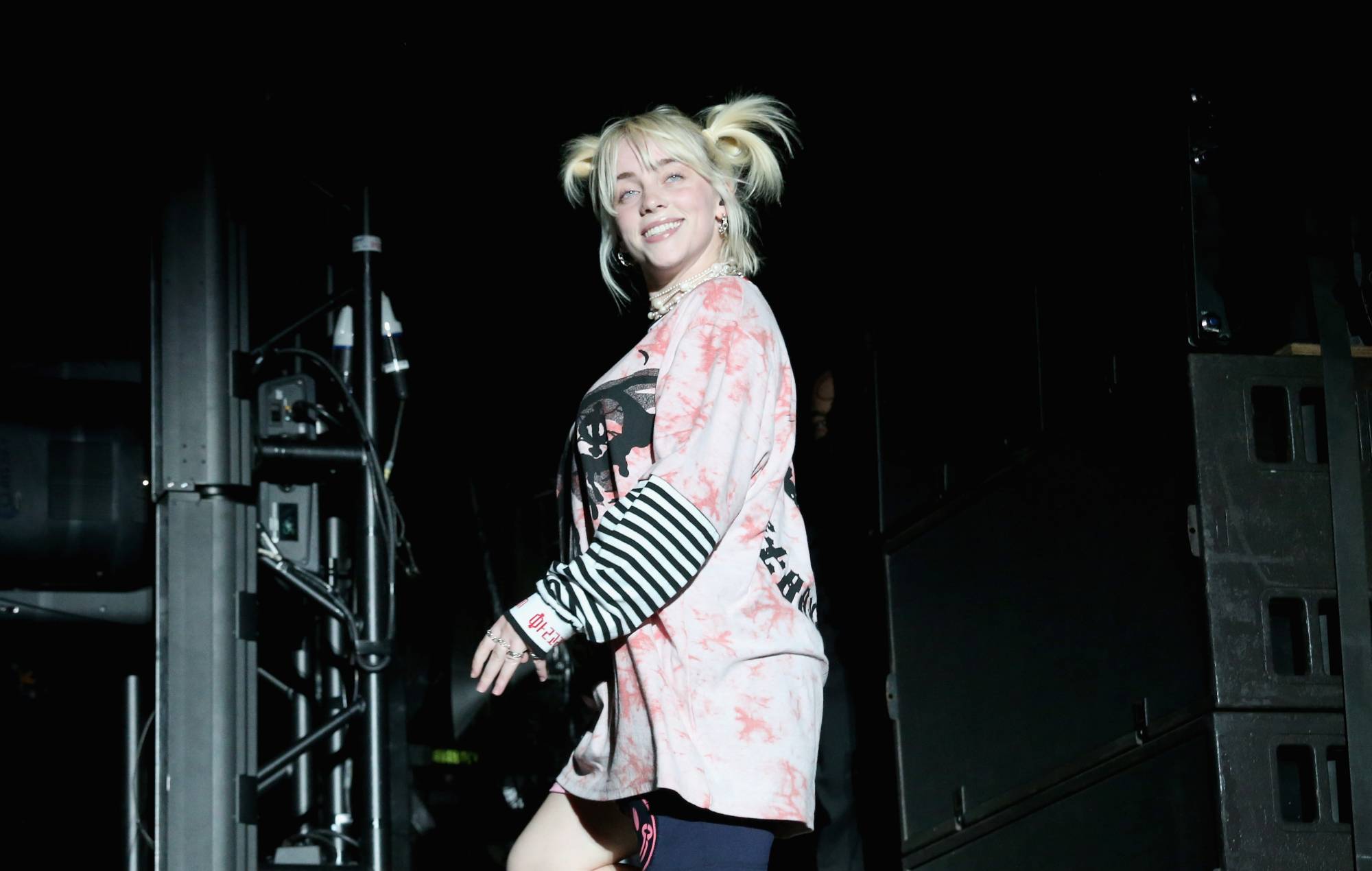 Mira cómo Billie Eilish interpreta 'Happier Than Ever' en una azotea de Hollywood para 'Jimmy Kimmel Live'