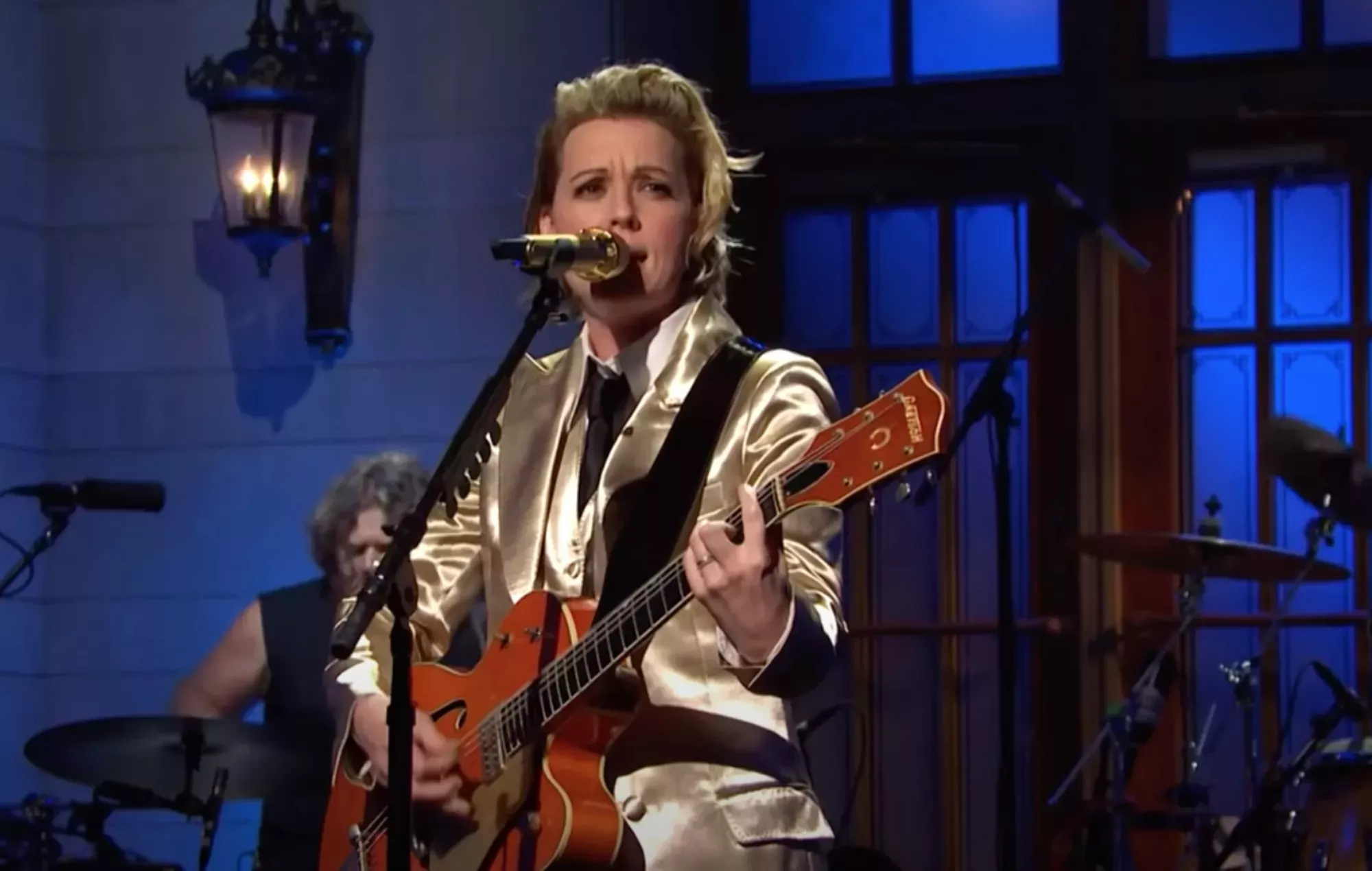 Mira cómo Brandi Carlile interpreta 'Broken Horses' y 'Right On Time' durante su debut en 'Saturday Night Live'