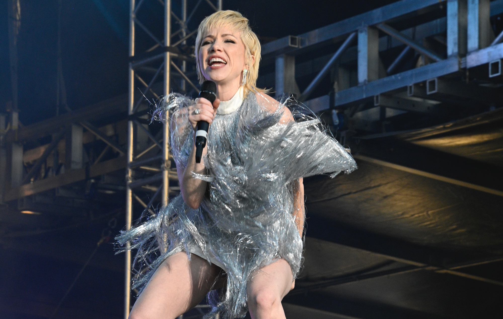 Mira cómo Carly Rae Jepsen versiona 'Wuthering Heights' de Kate Bush y 'By Your Side' de Sade