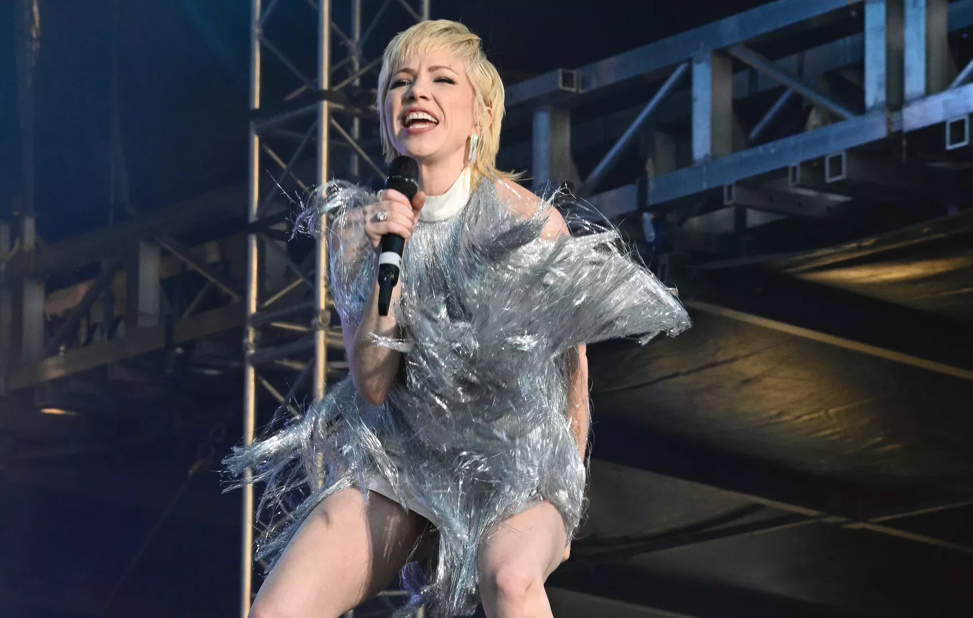 Mira cómo Carly Rae Jepsen versiona 'Wuthering Heights' de Kate Bush y 'By Your Side' de Sade