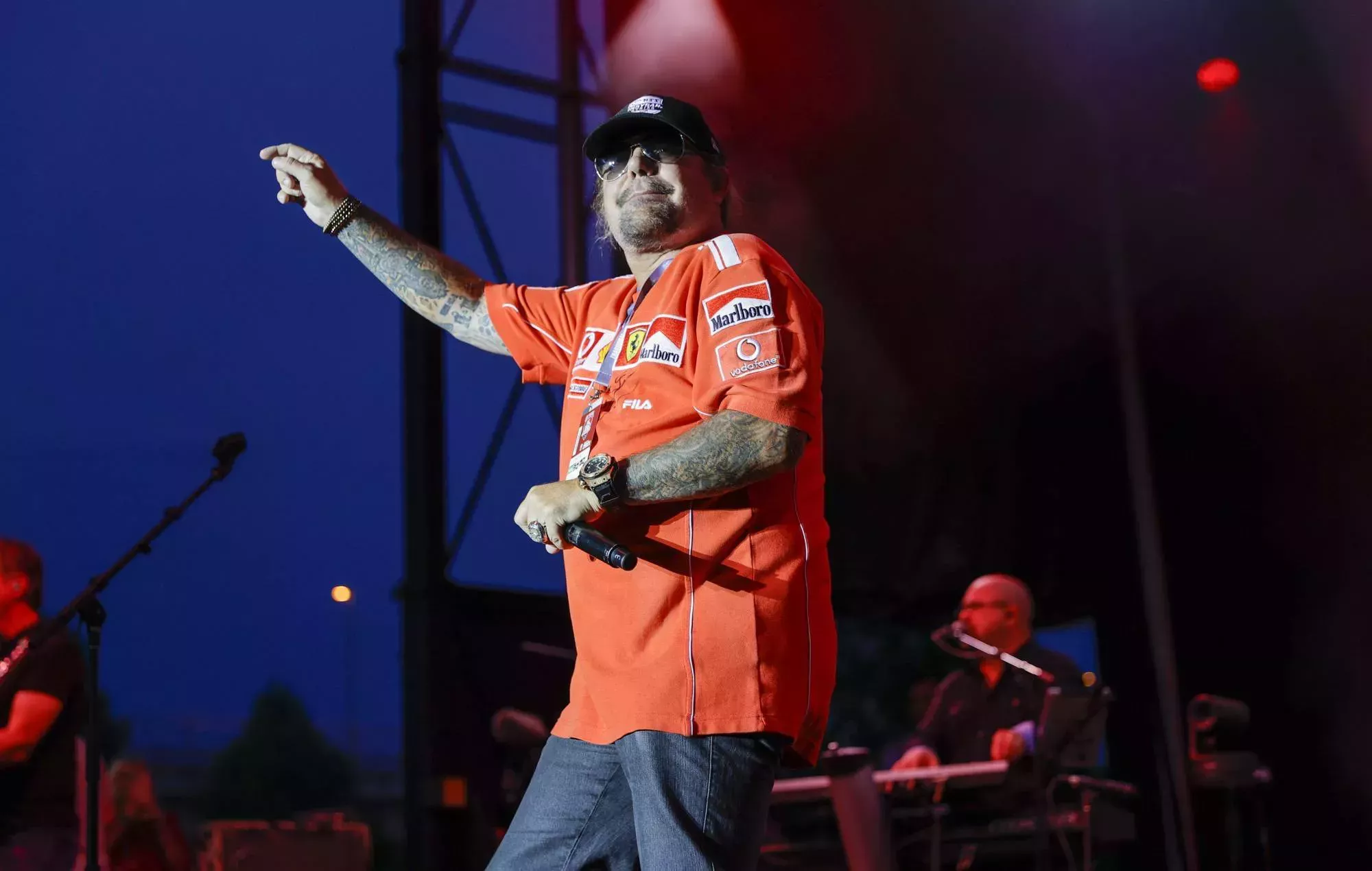 Mötley Crüe confirma que Vince Neil se rompió 