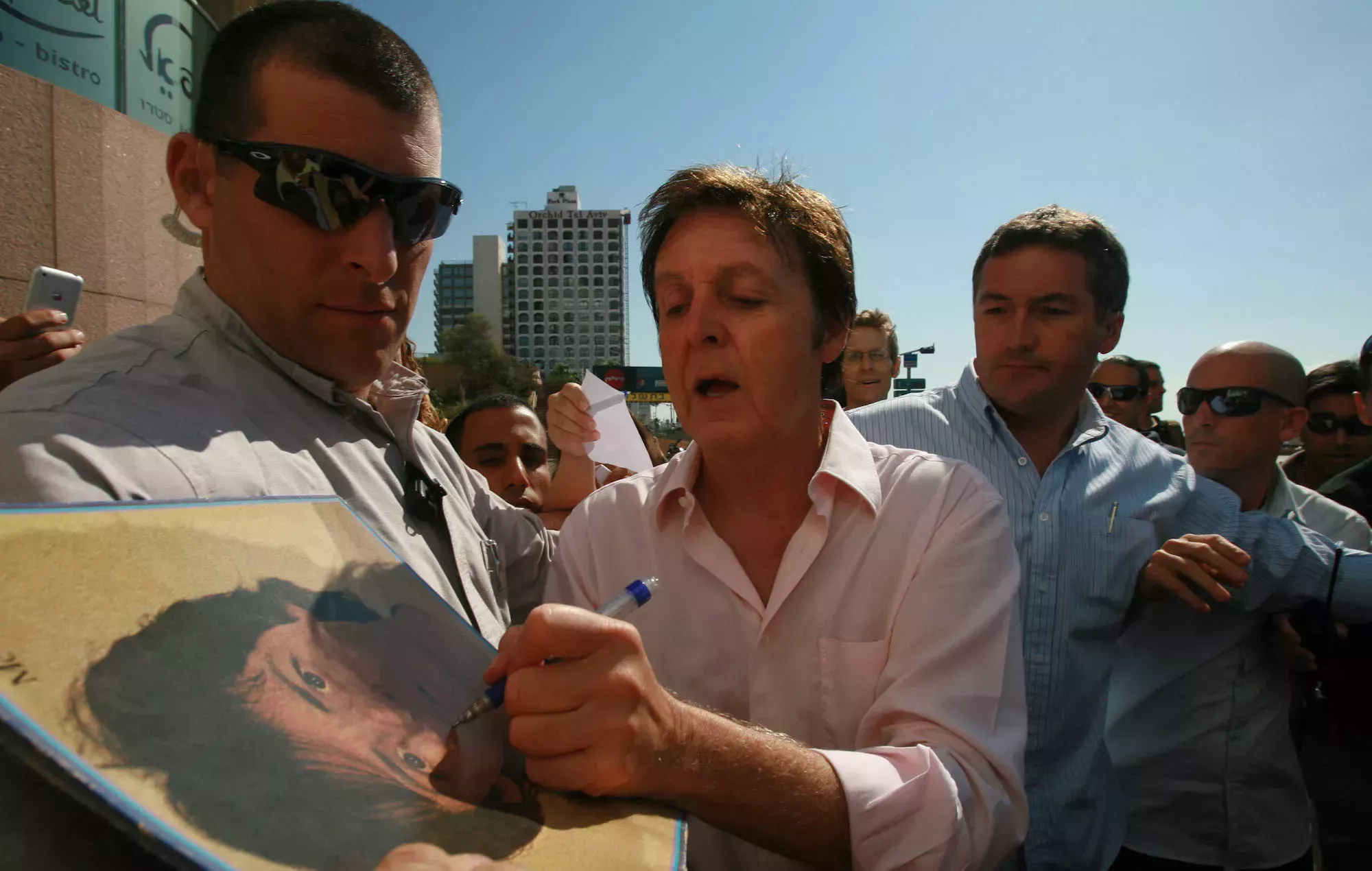 Paul McCartney ha dejado de firmar autógrafos: 