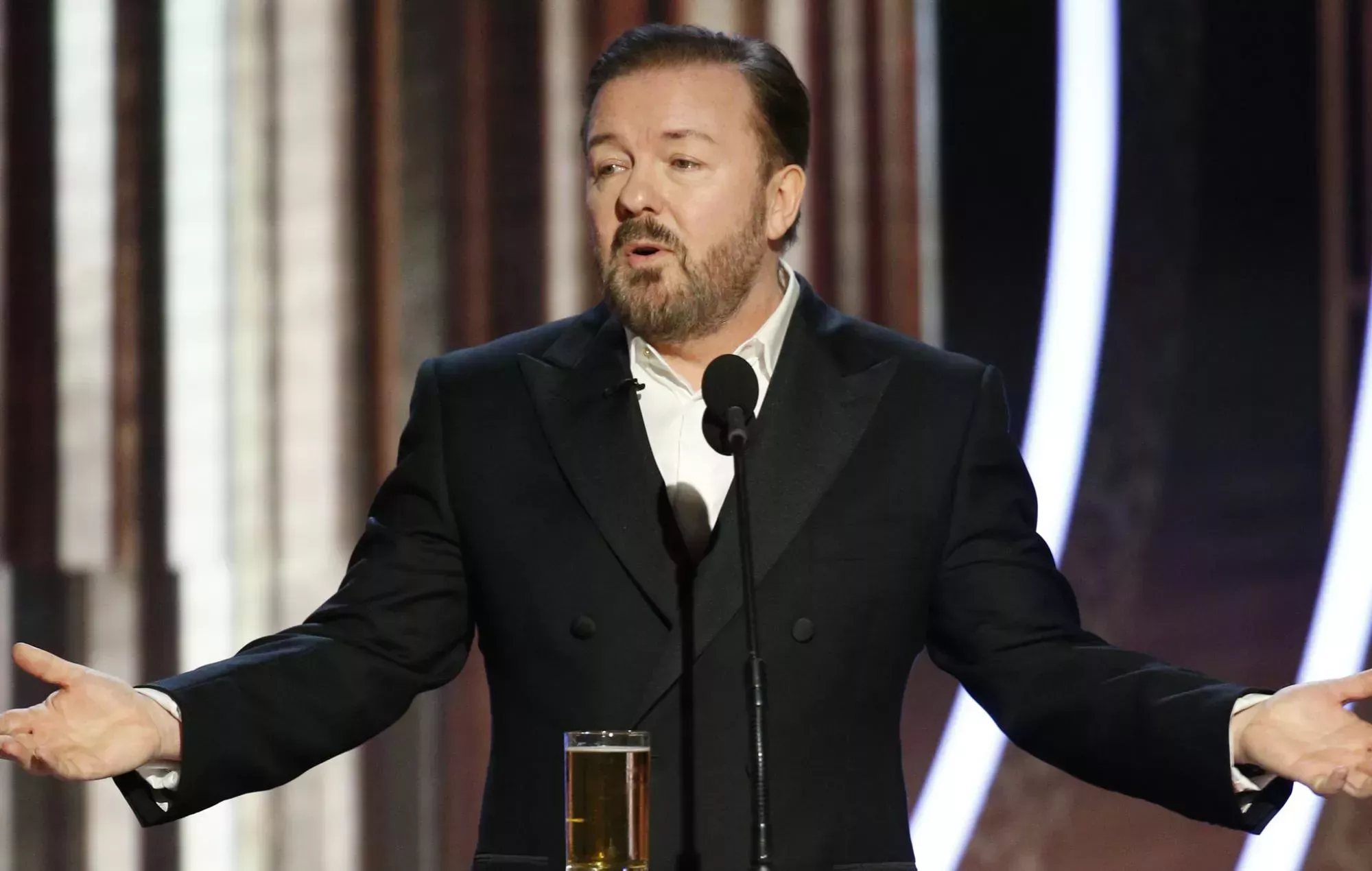 Ricky Gervais se ofrece para interpretar a James Bond