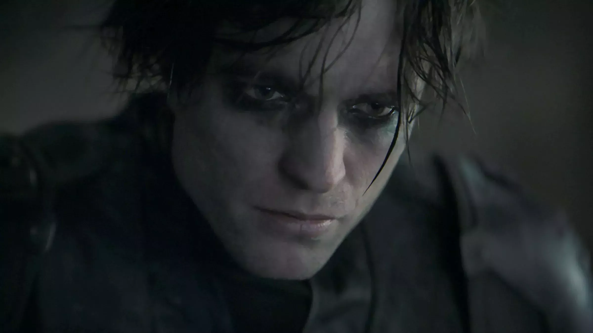 Robert Pattinson drenado de líquido en el sudoroso Batsuit de Val Kilmer