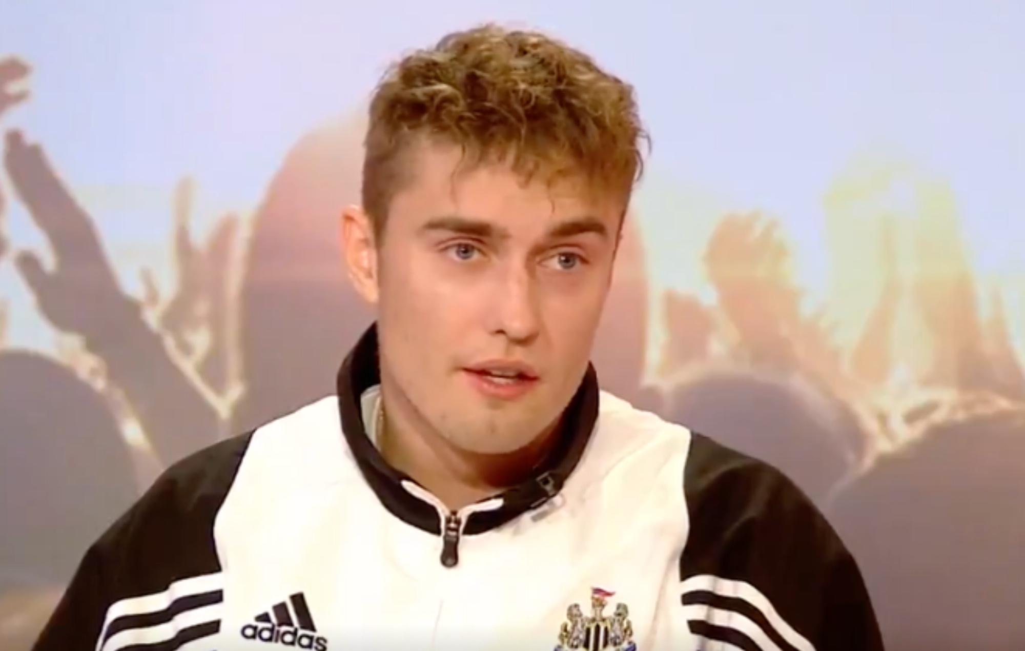 Sam Fender celebra la conquista del Newcastle en St. James' Park: "Estoy muy, muy resacoso"
