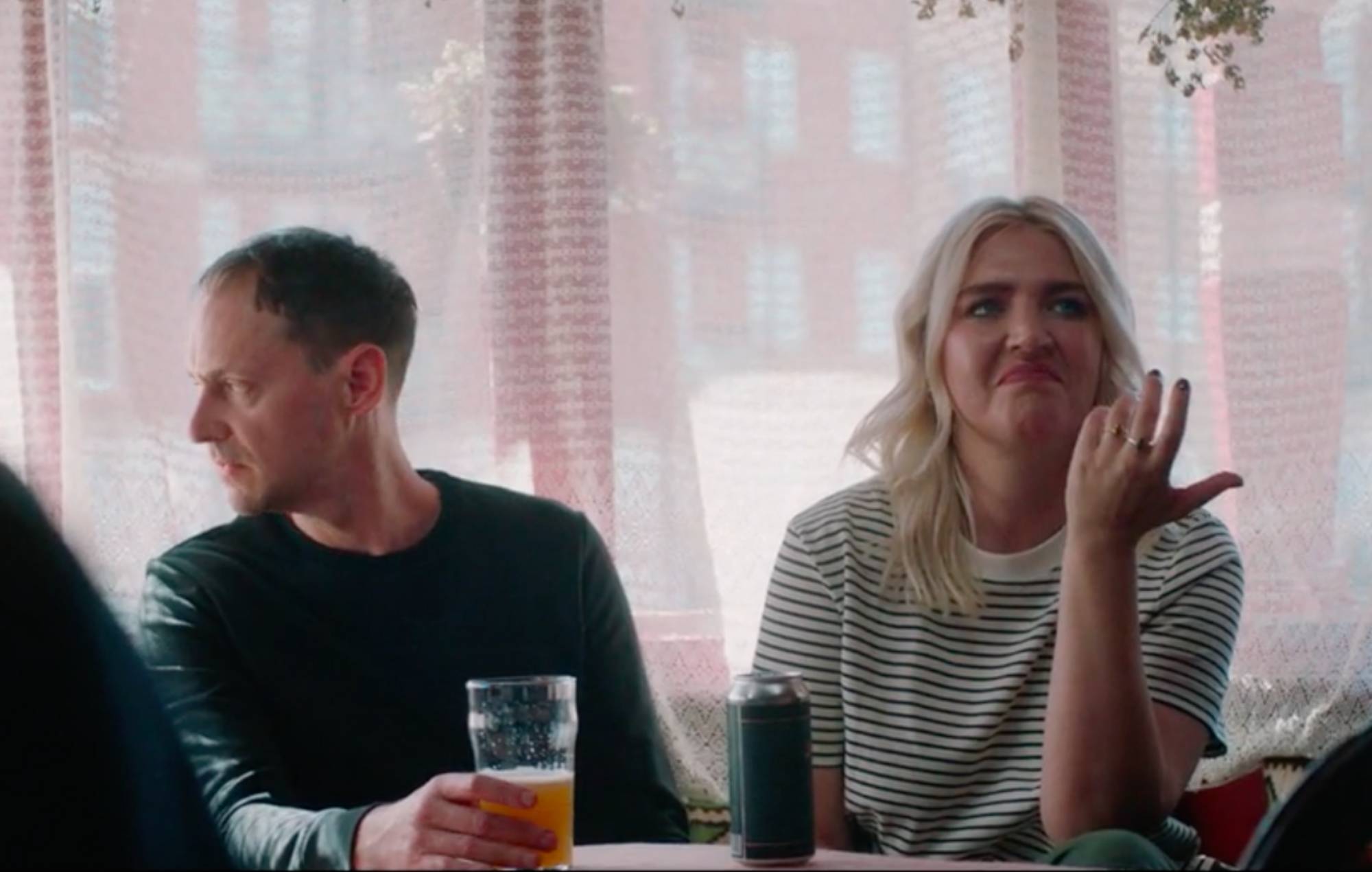 Self Esteem comparte el nuevo vídeo de 'Moody' con Alistair Green