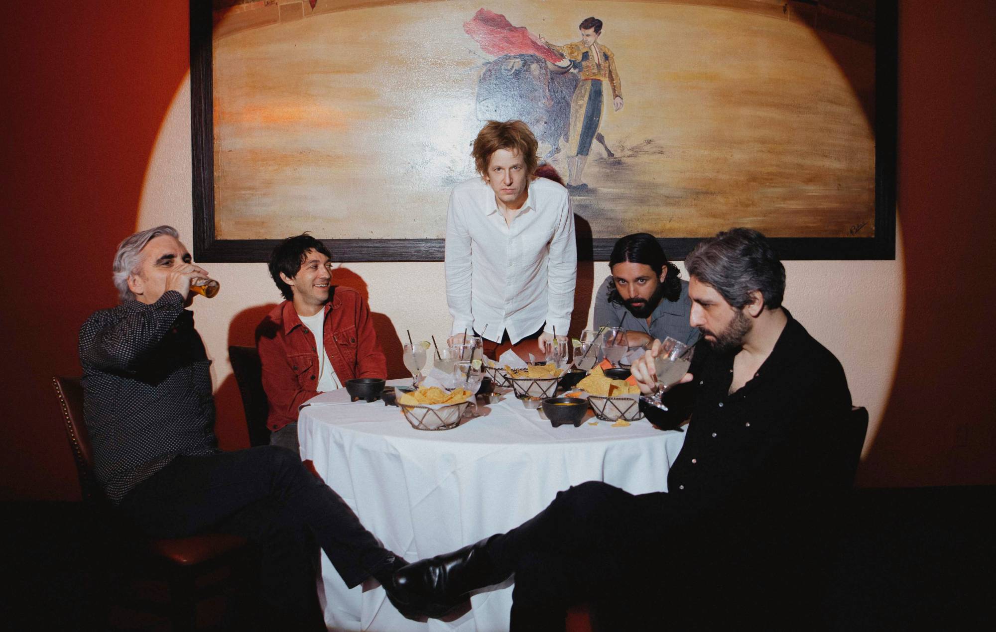 Spoon sobre su nuevo álbum 'Lucifer On The Sofa': "Es simplemente divertido: un disco para pasar buenos ratos"