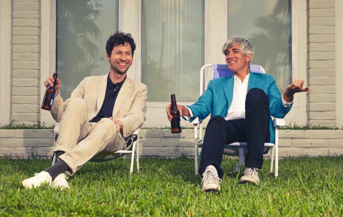 We Are Scientists "mantiene vivo el verano" en su nuevo y alegre single 'Sentimental Education'