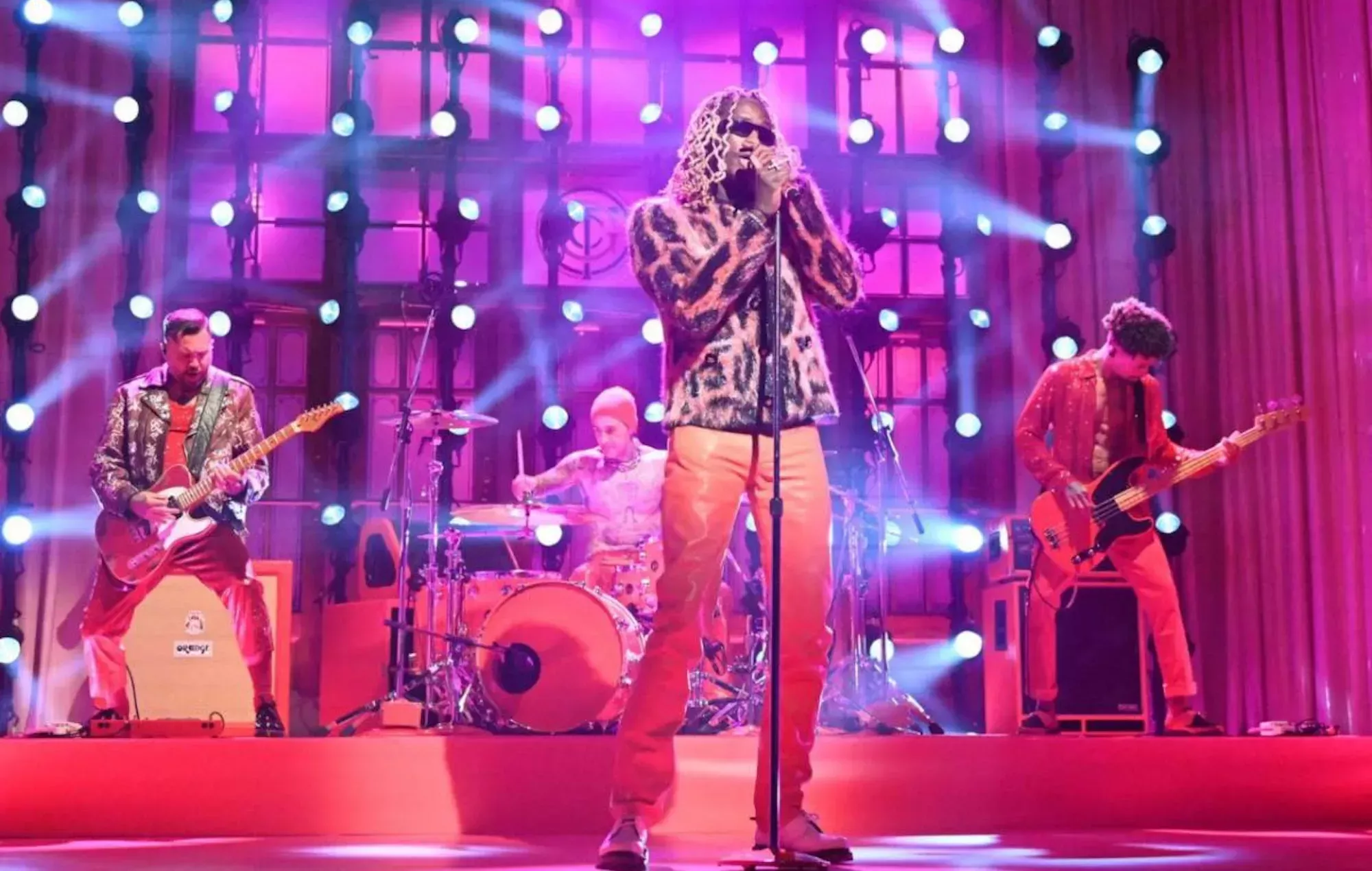 Young Thug se une a Travis Barker en la actuación de 'Tick Tock' en el SNL