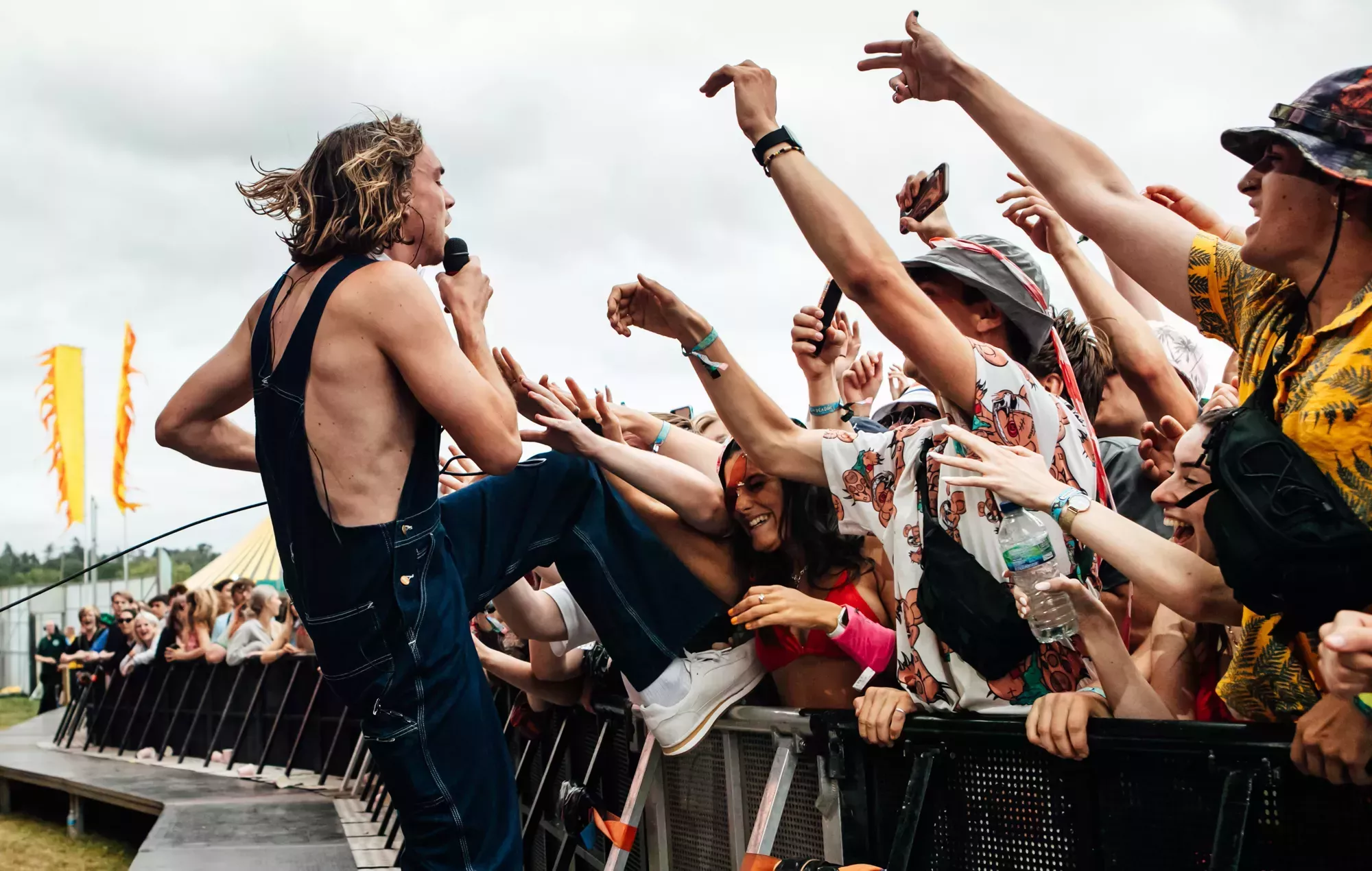 Aquí está el anillo: una pareja se comprometió anoche durante el concierto de Sports Team