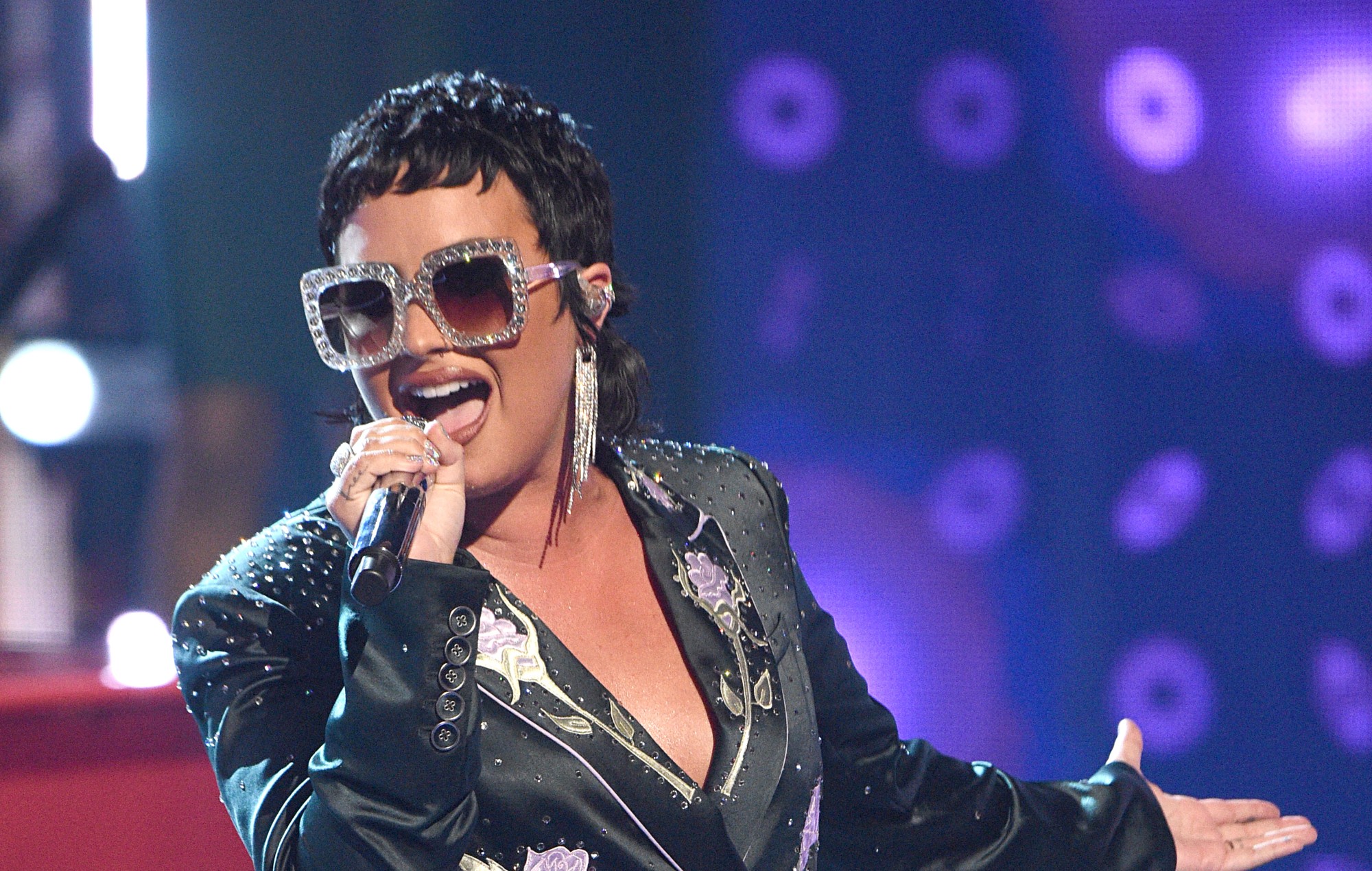 Demi Lovato criticada por asociarse con una web de teorías conspirativas