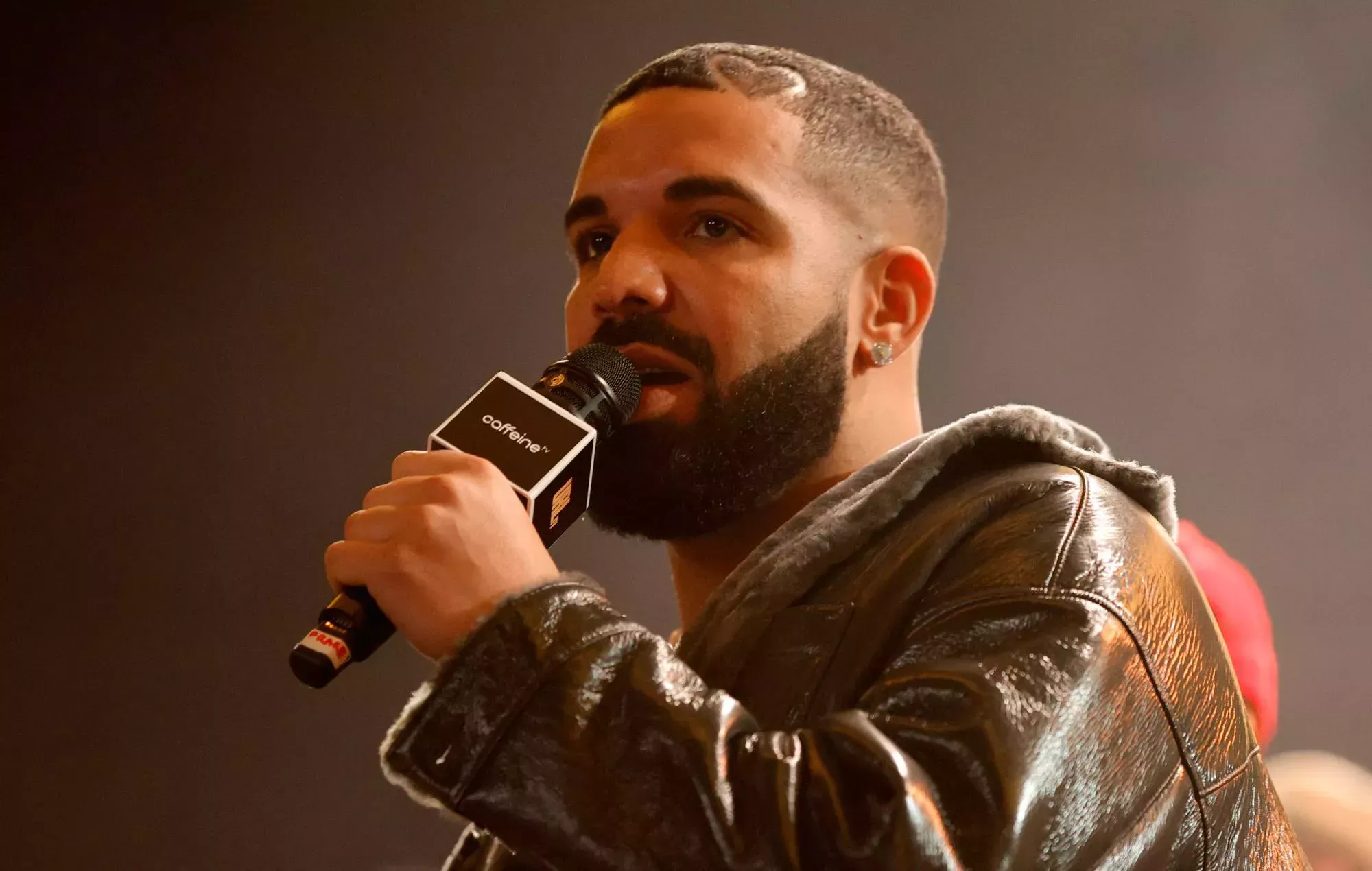 El infame imitador de Drake fue visto interpretando sus canciones en clubes de Los Ángeles
