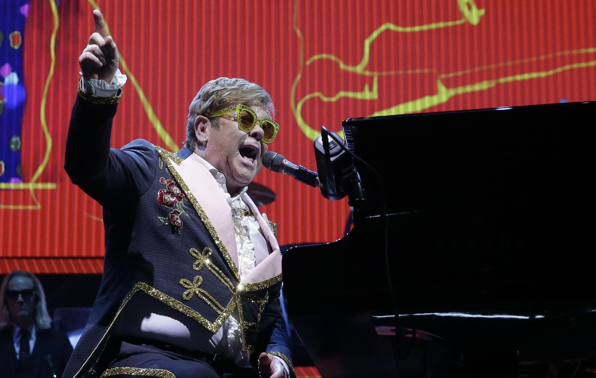 Elton John dice que "no puede entrar y salir de un coche" debido a los continuos dolores de una lesión de cadera