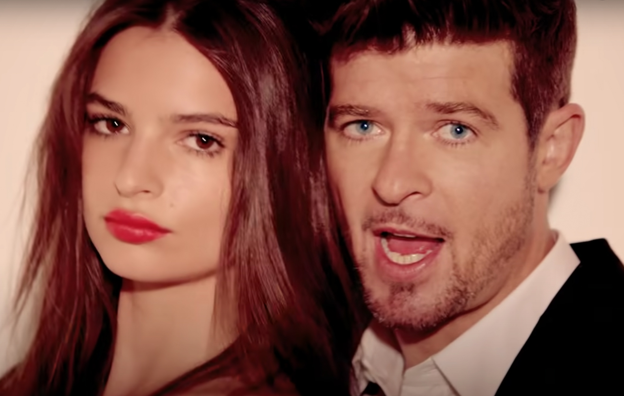 Emily Ratajkowski dice que "no quería escribir" el ensayo que acusa a Robin Thicke de haberla manoseado