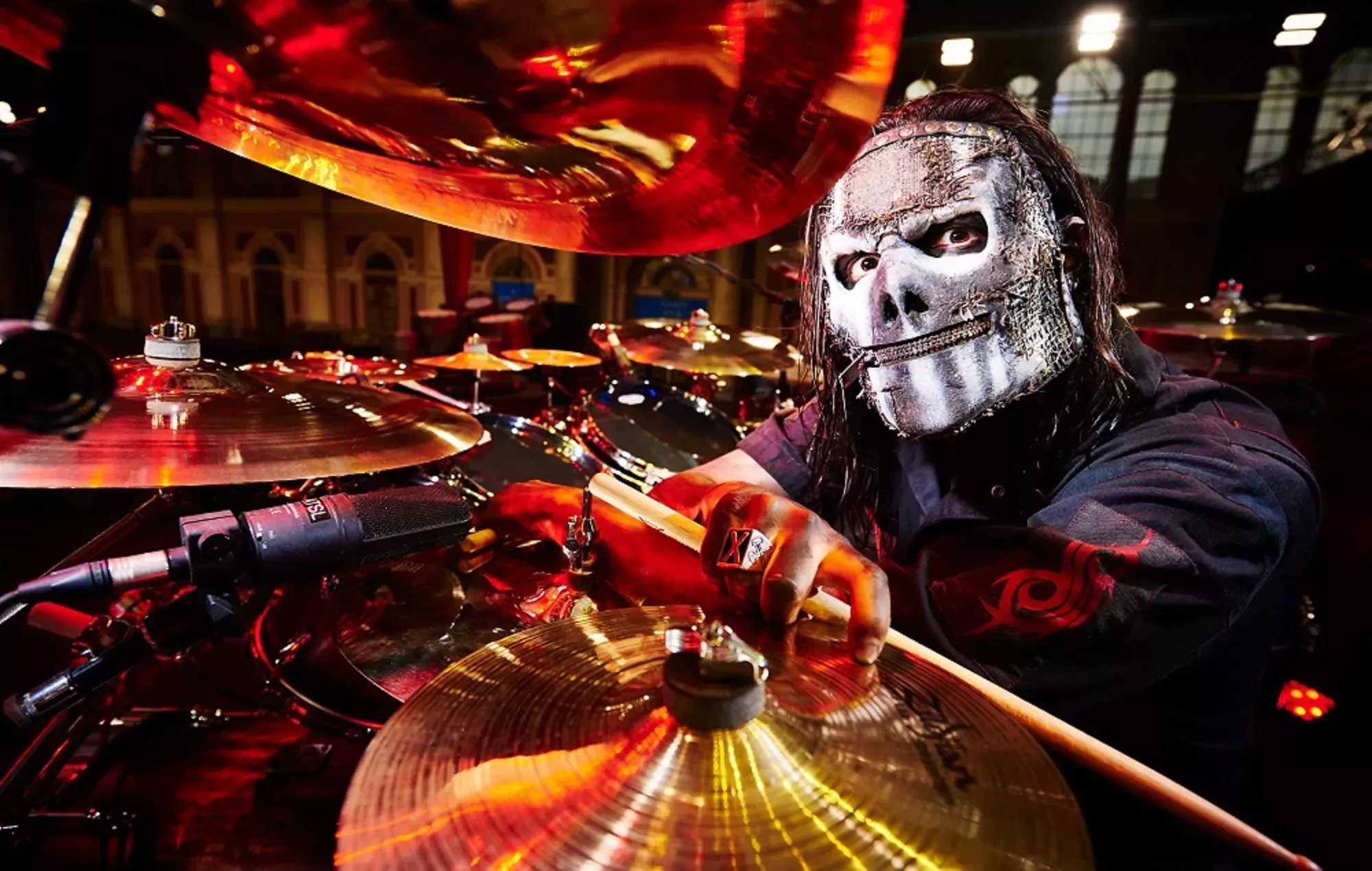 Jay Weinberg de Slipknot presenta su nueva y espeluznante máscara