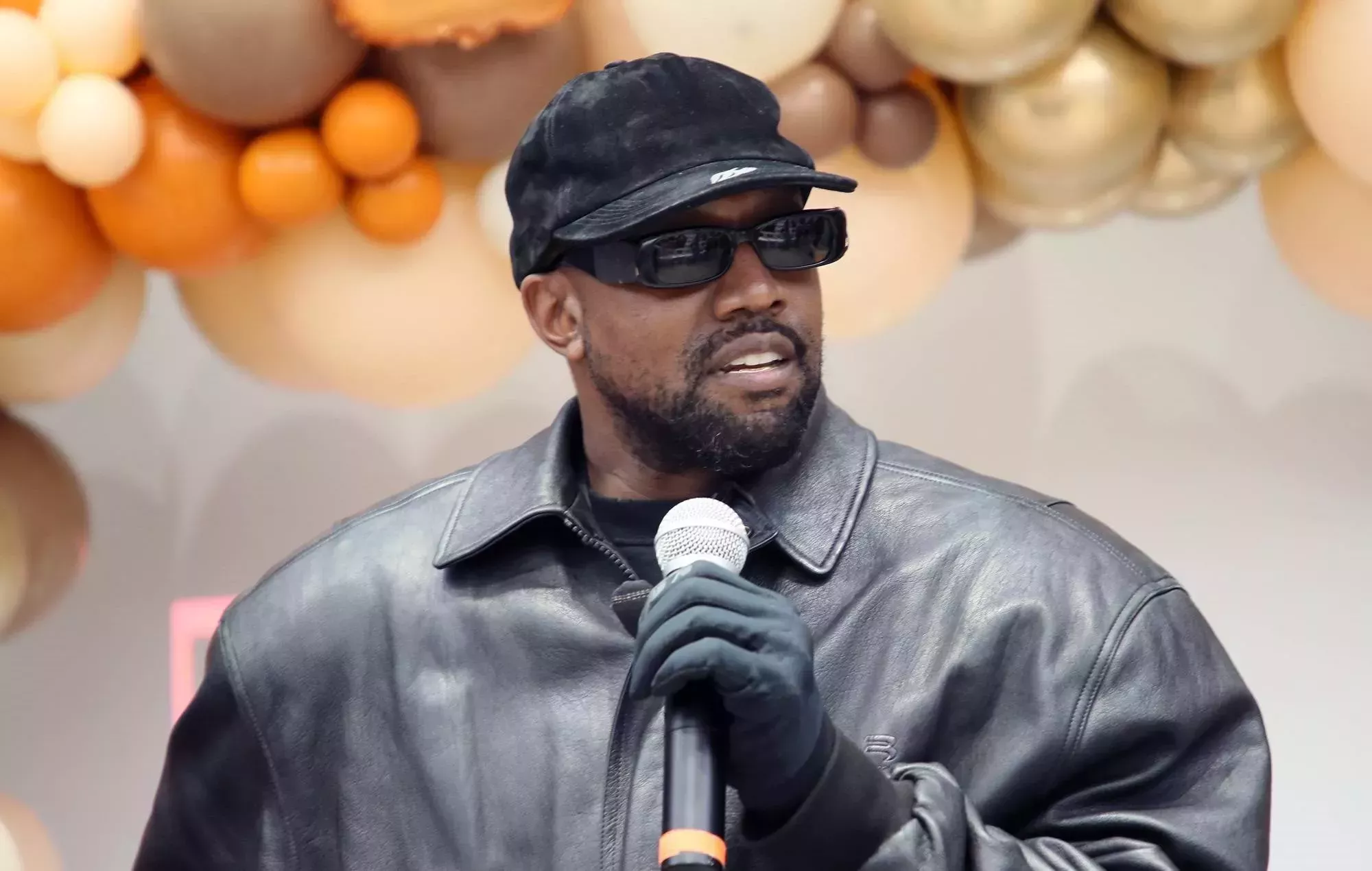 Kanye West reflexiona sobre su problemático matrimonio y su fallida candidatura presidencial en una oración de Acción de Gracias