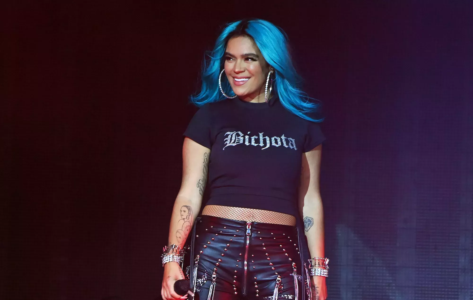 Karol G se cae por unas escaleras durante un concierto en Miami: 