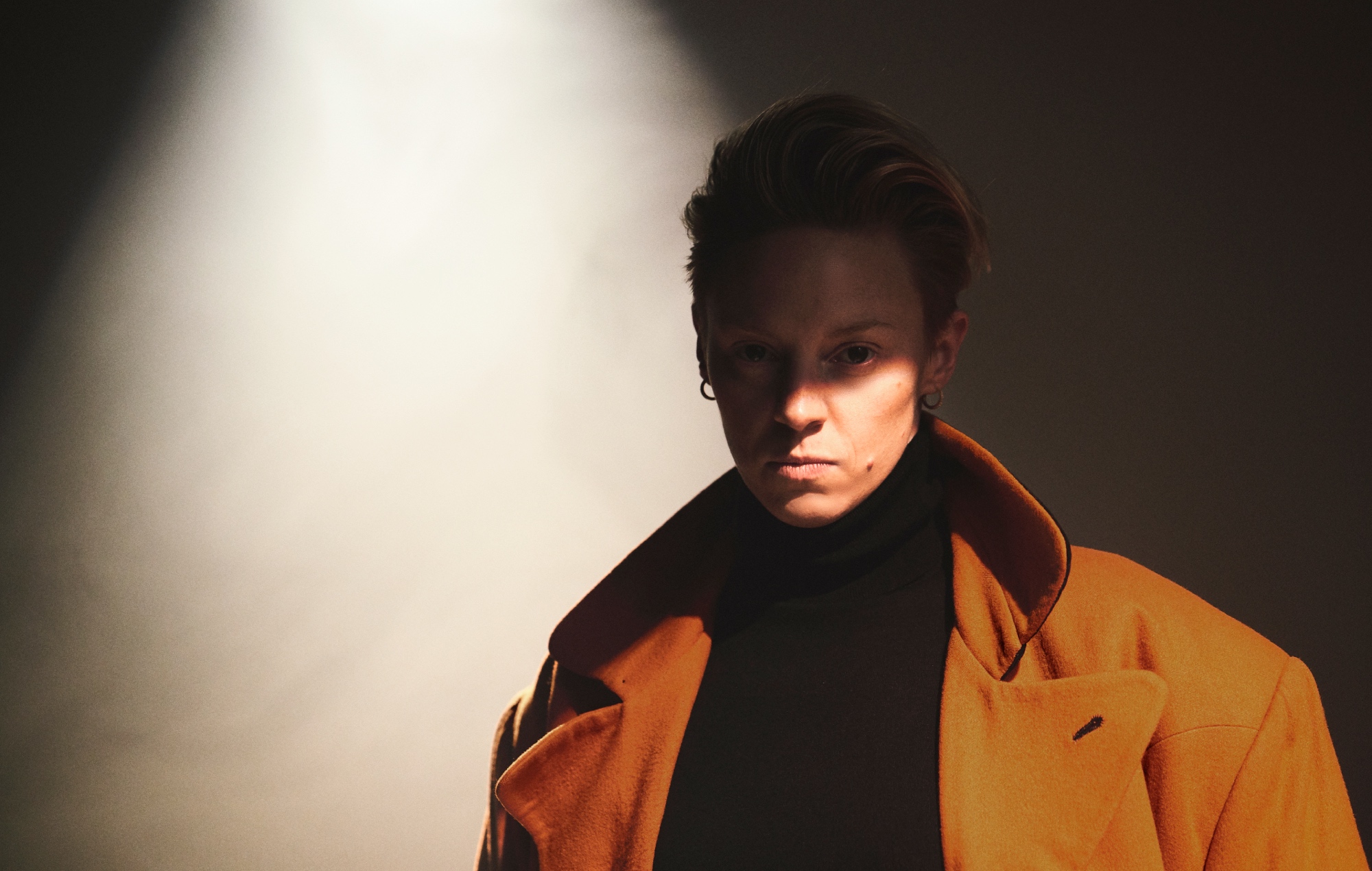 La Roux destroza el microondas en el nuevo vídeo de la portada de 'Damaged Goods'
