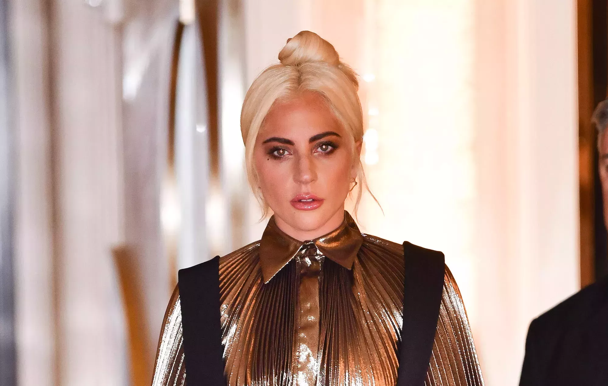 Lady Gaga denuncia a los paparazzi por hacer que Al Pacino se quite las gafas de sol