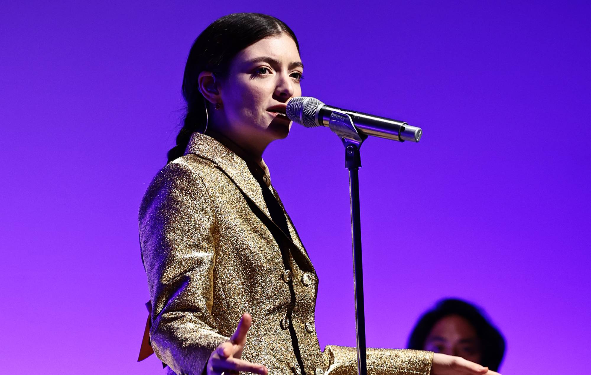 Lorde actúa mientras pela fruta en la Gala Internacional del Guggenheim