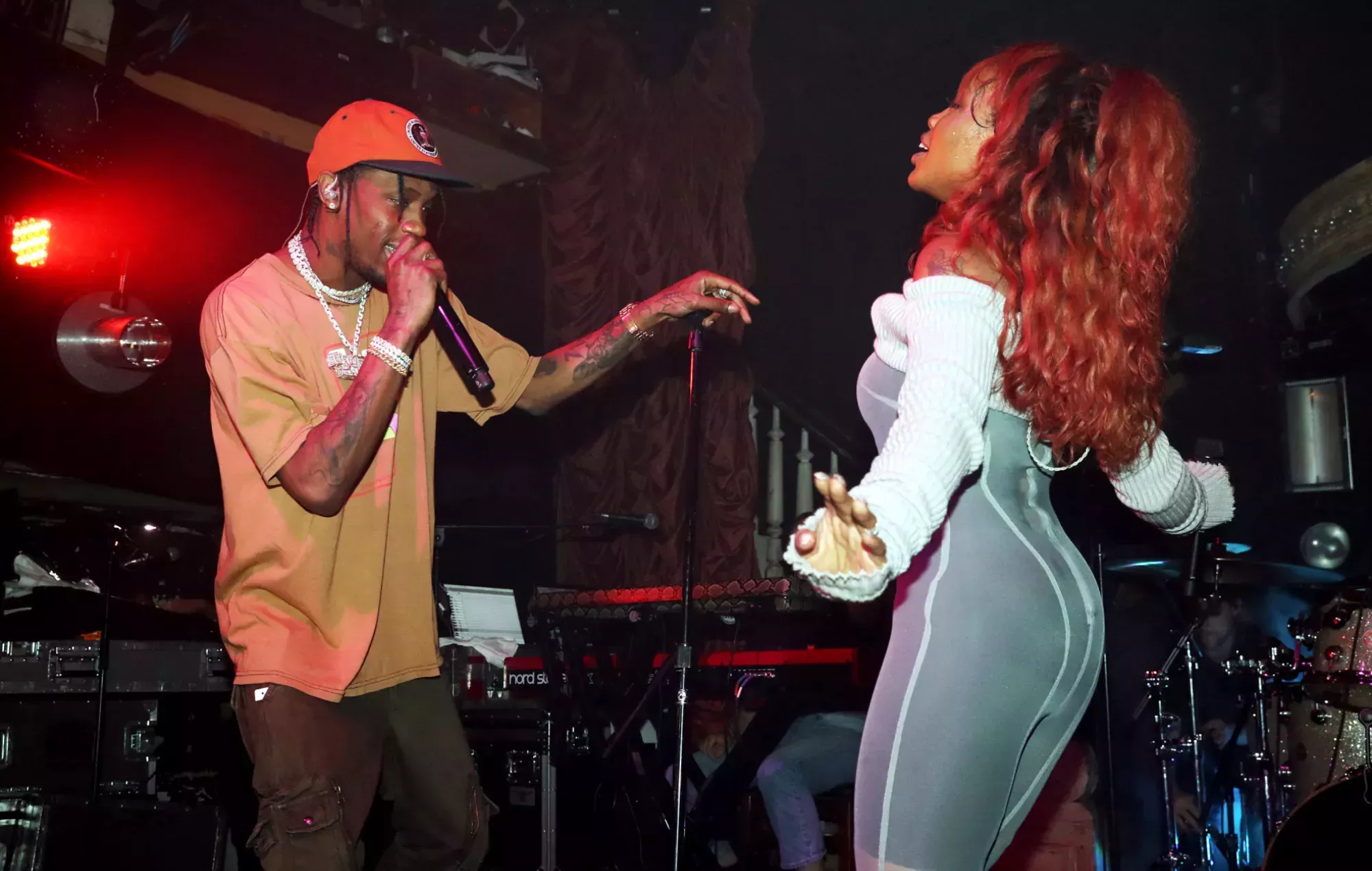 Mira cómo SZA saca a Travis Scott para una actuación sorpresa de 'Love Galore'