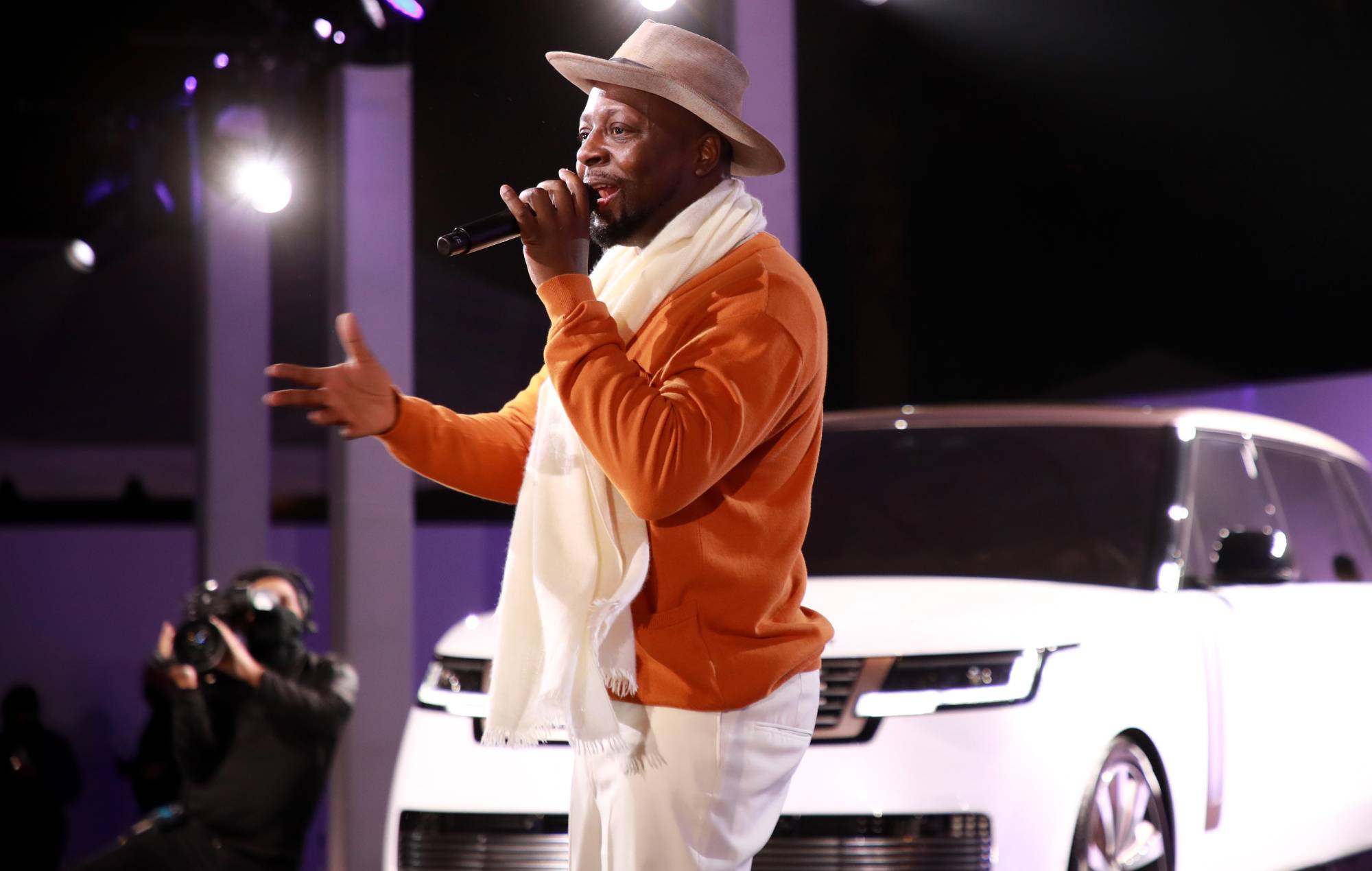 Wyclef Jean deja caer al director general de Range Rover sobre su cabeza en una fiesta corporativa