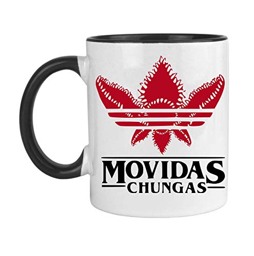 FUNNY CUP Taza Stranger Things Movidas Chungas. Taza Divertida de Regalo para los Amantes de la Serie de Netflix. Taza Color (Negro)