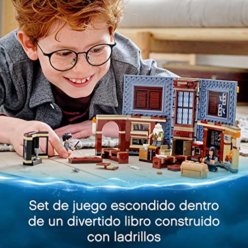 LEGO 76385 Harry Potter Momento Hogwarts: Clase de Encantamientos, Libro de Juguete Coleccionable, Set Portátil, Estuche de Viaje