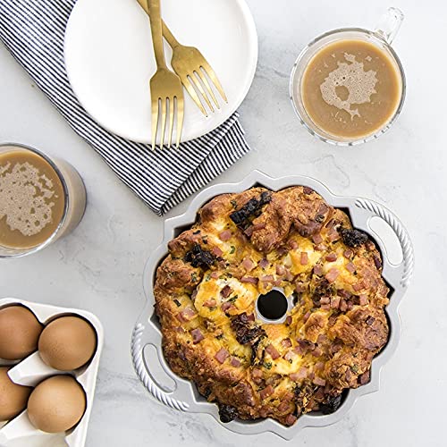 Nordic Ware Molde de 6 tazas Bundt de aluminio fundido original Bundt Tin Bundt Tin con patrón geométrico, molde para tartas fabricado en Estados Unidos, color: oro 51277