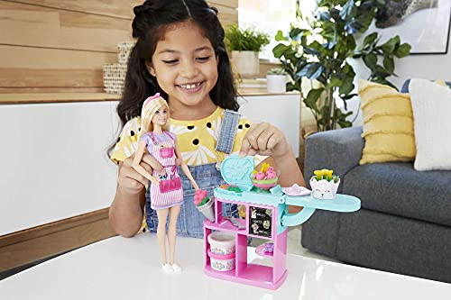 Barbie Floristería Muñeca rubia con tienda de flores y accesorios. Incluye juego de plastilina. (Mattel GTN58)