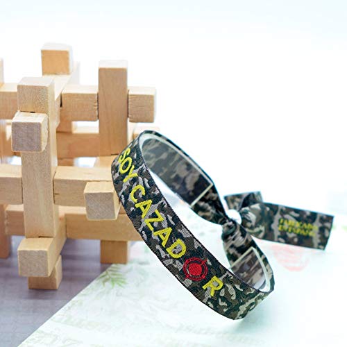 BDM Pulsera de Hombre o Mujer con Tela de Camuflaje con Frase Soy Cazador Bordadas, Medidas 30 x 1,5 cm con Cierre Deslizante en Forma de Bola para Hombre y Mujer