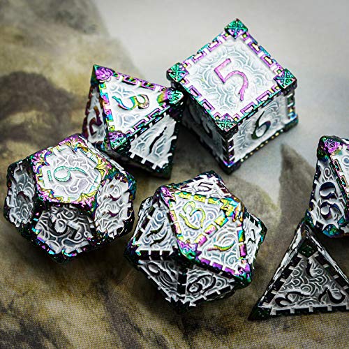 cusdie Dados de metal con caja de metal, 7 piezas de dados de metal DND, diseño de daga Polyedral juego de rol D&D Dice MTG Pathfinder (blanco colorido)