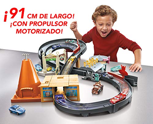 Disney Cars Pista de coches Radiator Springs, juguetes niños 4 años (Mattel GGL47)