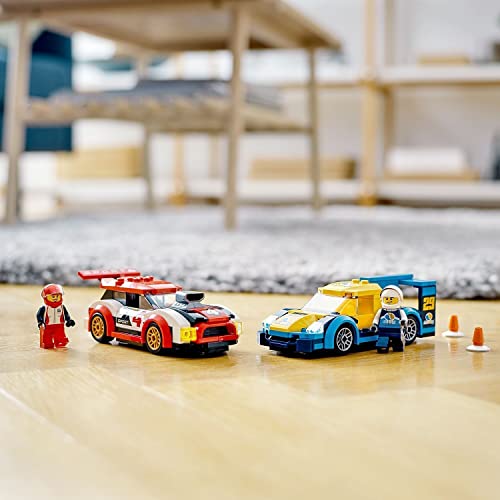 LEGO 60256 City Coches de Carreras para Niños 5 Años, Juguete de Construcción con Mini Figuras de Pilotos