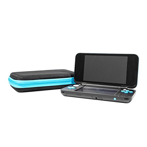 Orzly Funda 2DSXL, Transportar New 2DS XL - Funda Dura de Viaje para Llevar la Nueva Consola Nintendo 2DS XL con Ranuras para Juegos y Bolsillo con Cremallera – Azul sobre Negro