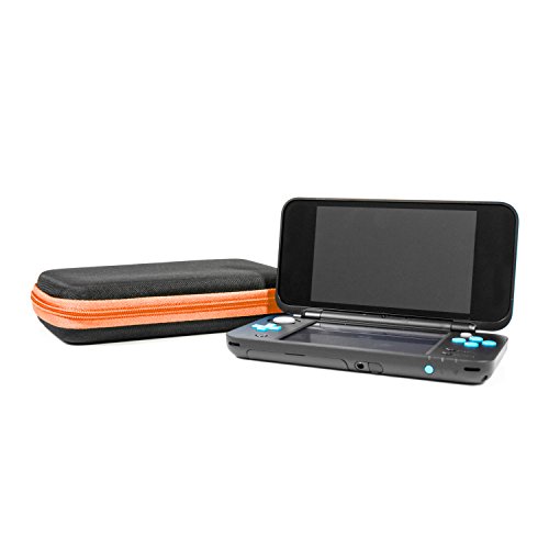 Orzly Funda 2DSXL, Transportar New 2DS XL - Funda Dura de Viaje para Llevar la Nueva Consola Nintendo 2DS XL con Ranuras para Juegos y Bolsillo con Cremallera – Naranja sobre Negro