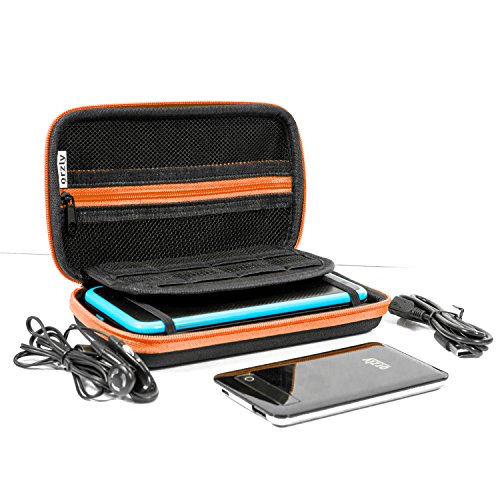 Orzly Funda 2DSXL, Transportar New 2DS XL - Funda Dura de Viaje para Llevar la Nueva Consola Nintendo 2DS XL con Ranuras para Juegos y Bolsillo con Cremallera – Naranja sobre Negro